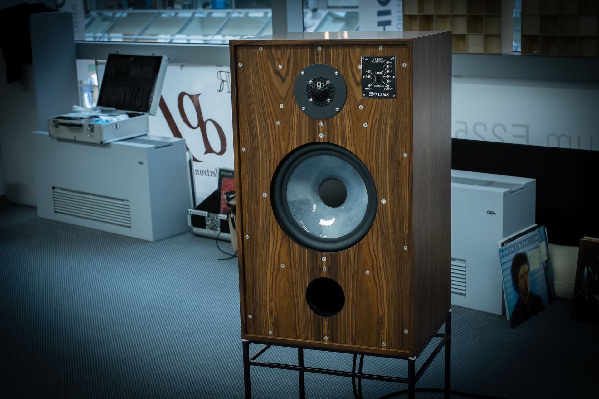 EAR/Yoshino führte mit dem klassischen Monitor von Graham Audio vor. Das ist britische HiFi-Klassik. Auf Design wird konsequent keinen Wert gelegt.