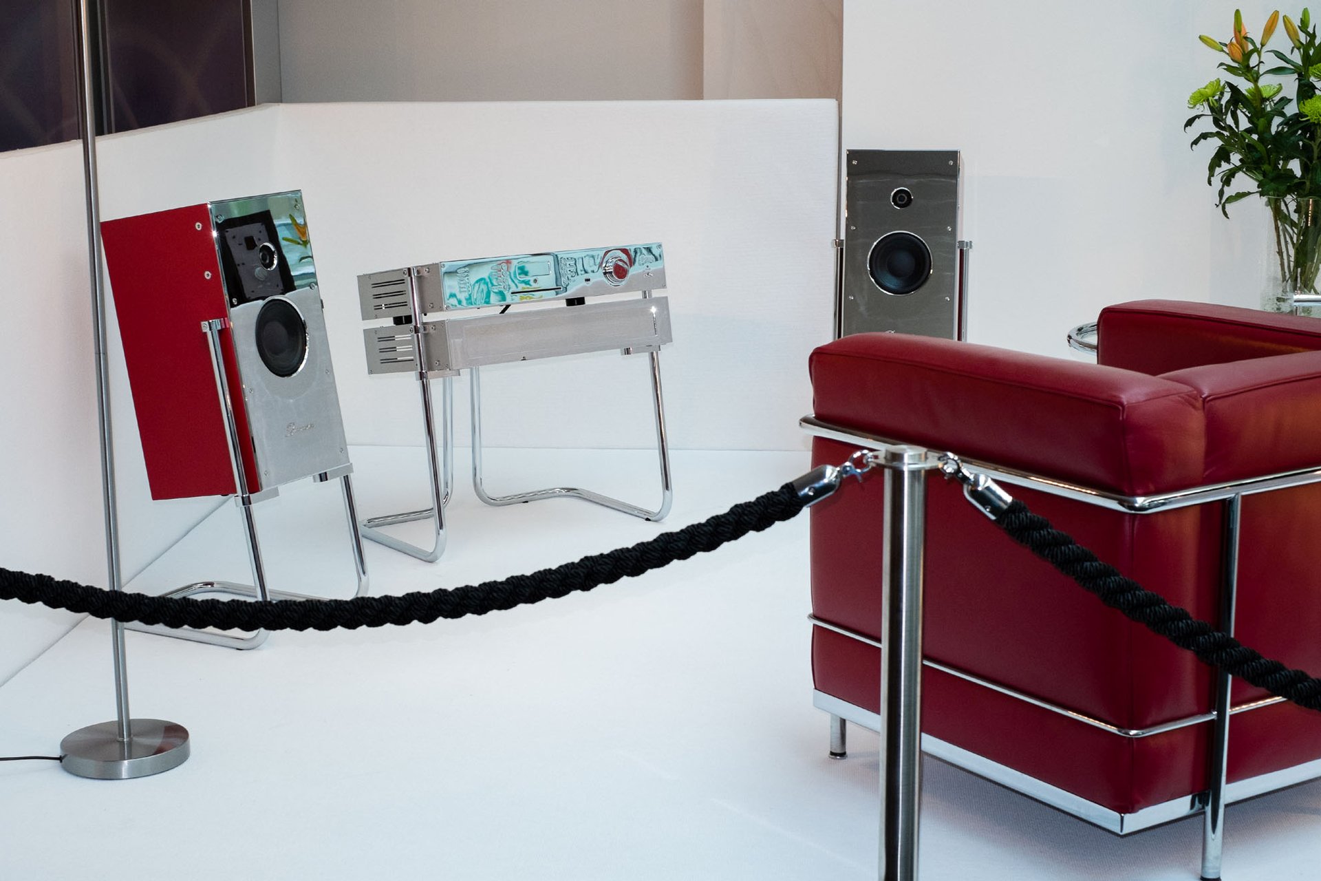 Kompaktes Burmester-System im Stahlrohr-Design für Liebhaber von Breuer, Gray und Corbusier. - Sehr gut gelungen.