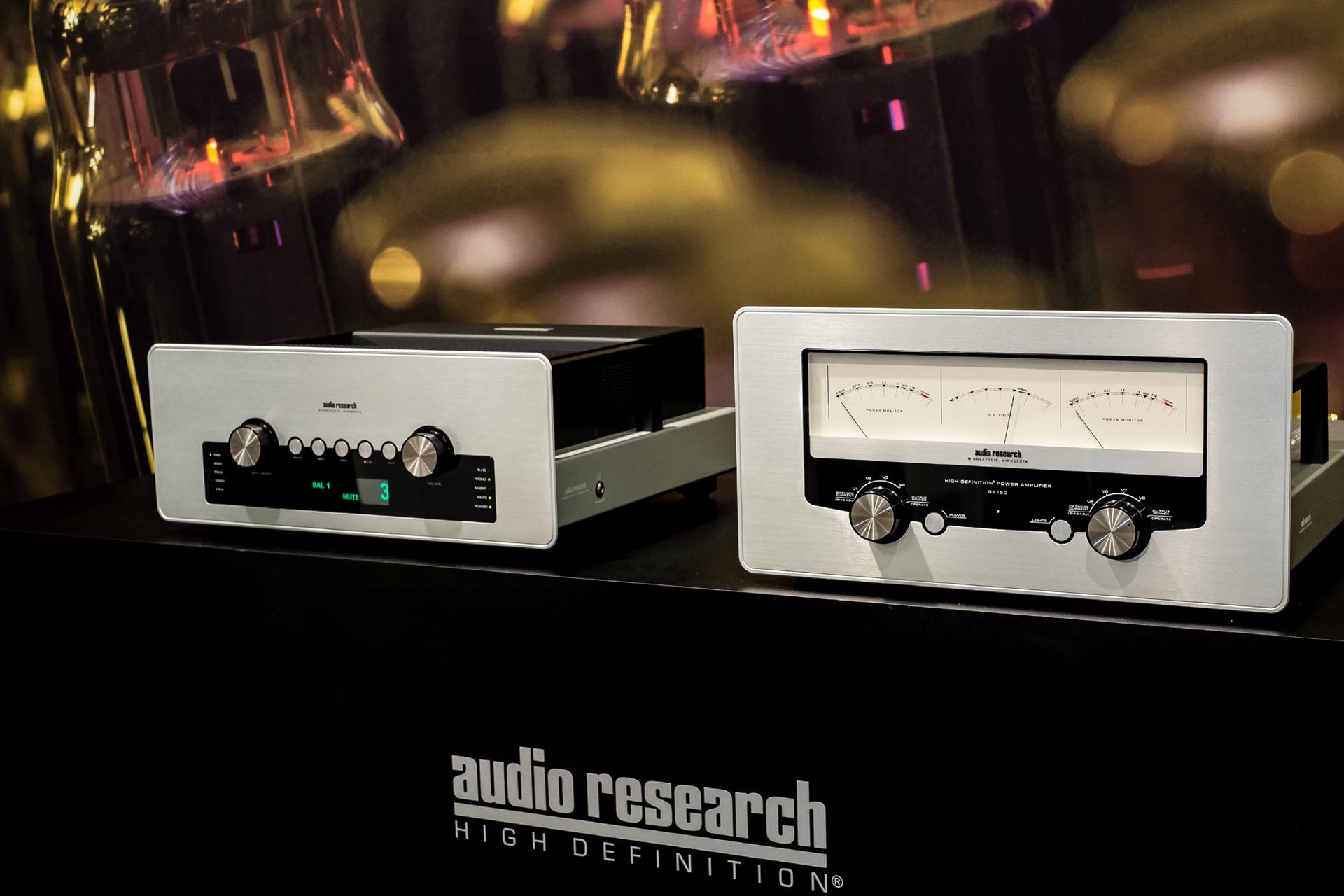 Amerikanisches High End wie es im Buche steht. Audio-Research-Röhrenvorstufe und Endstufe der G-Serie im neoklassischen Look. 