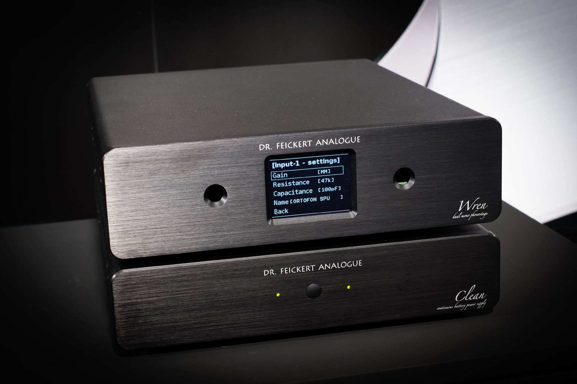 Kompromisslose Phono-Vorstufe Wren mit Akku-Netzteil von Dr. Feickert Analogue. Die Anpassungen an die Tonabnehmer können mit Fernsteuerung vom Hörplatz aus programmiert und gespeichert werden.