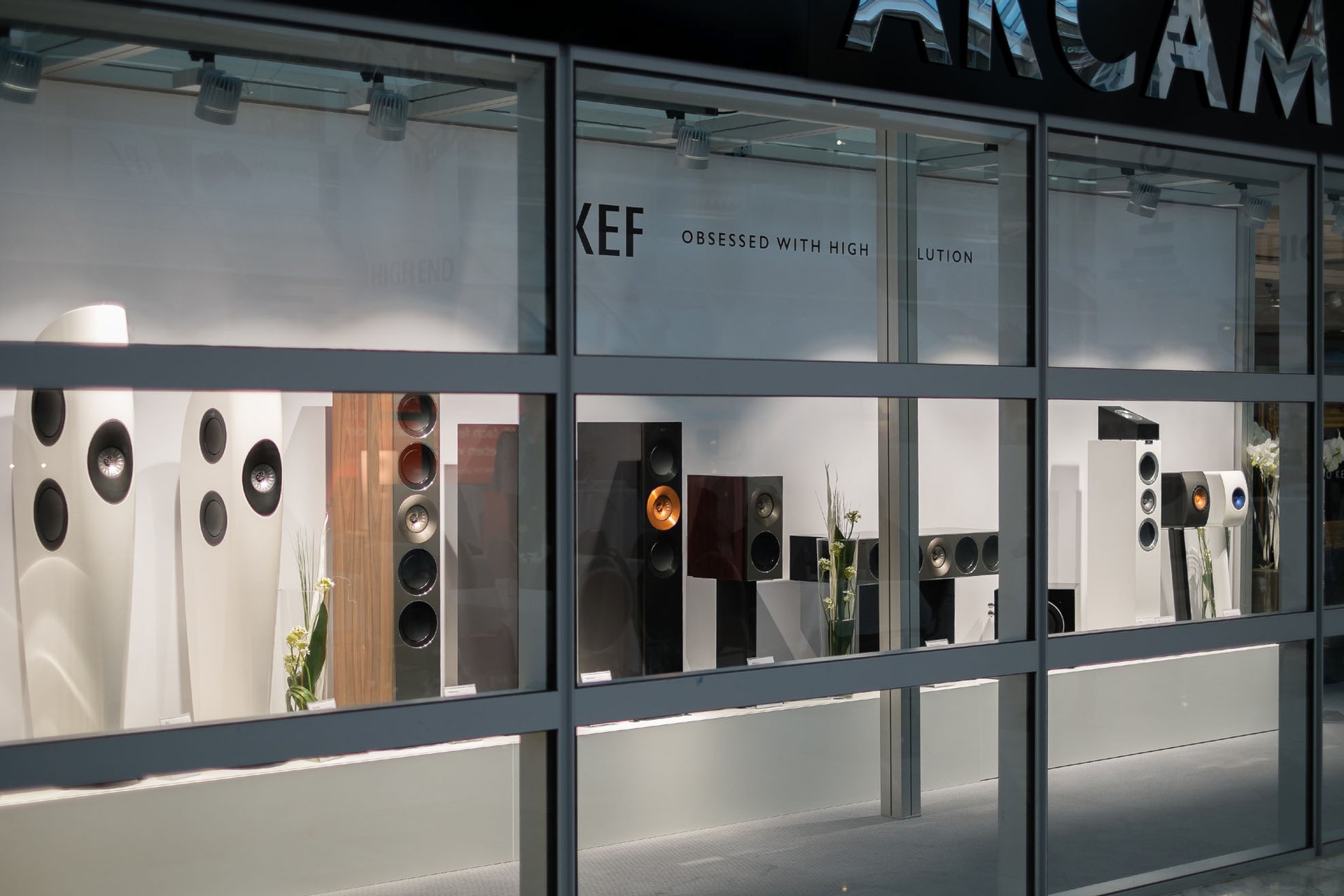 Man fühlt sich von den KEF-Lautsprechern irgendwie beobachtet.