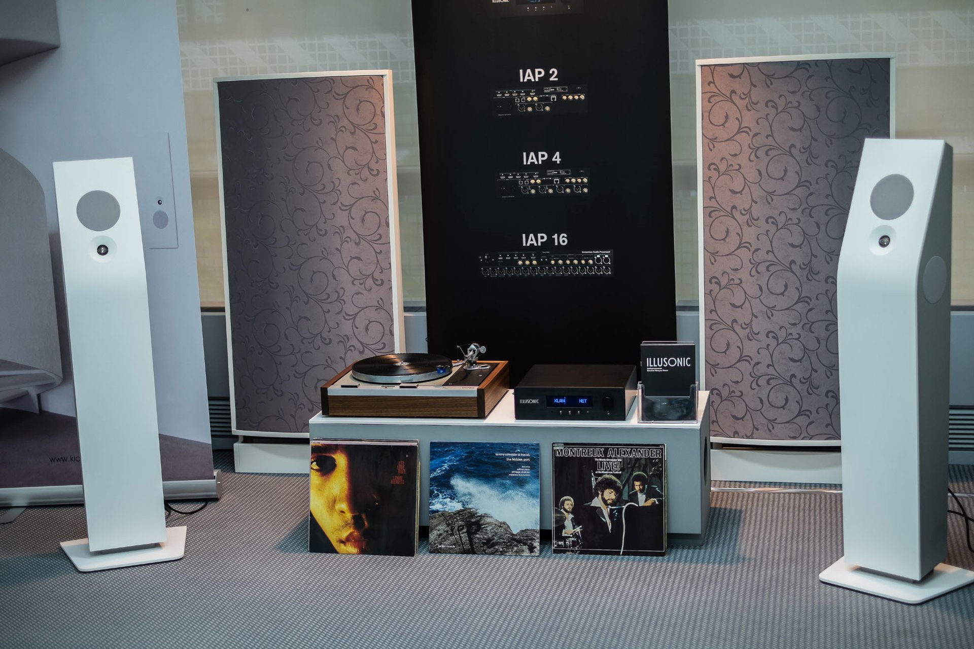 Ella-Aktivlautsprecher und Illusonic Prozessor für optimalen Raumklang in Stereo. Klangwerk macht Musik, die gefällt.