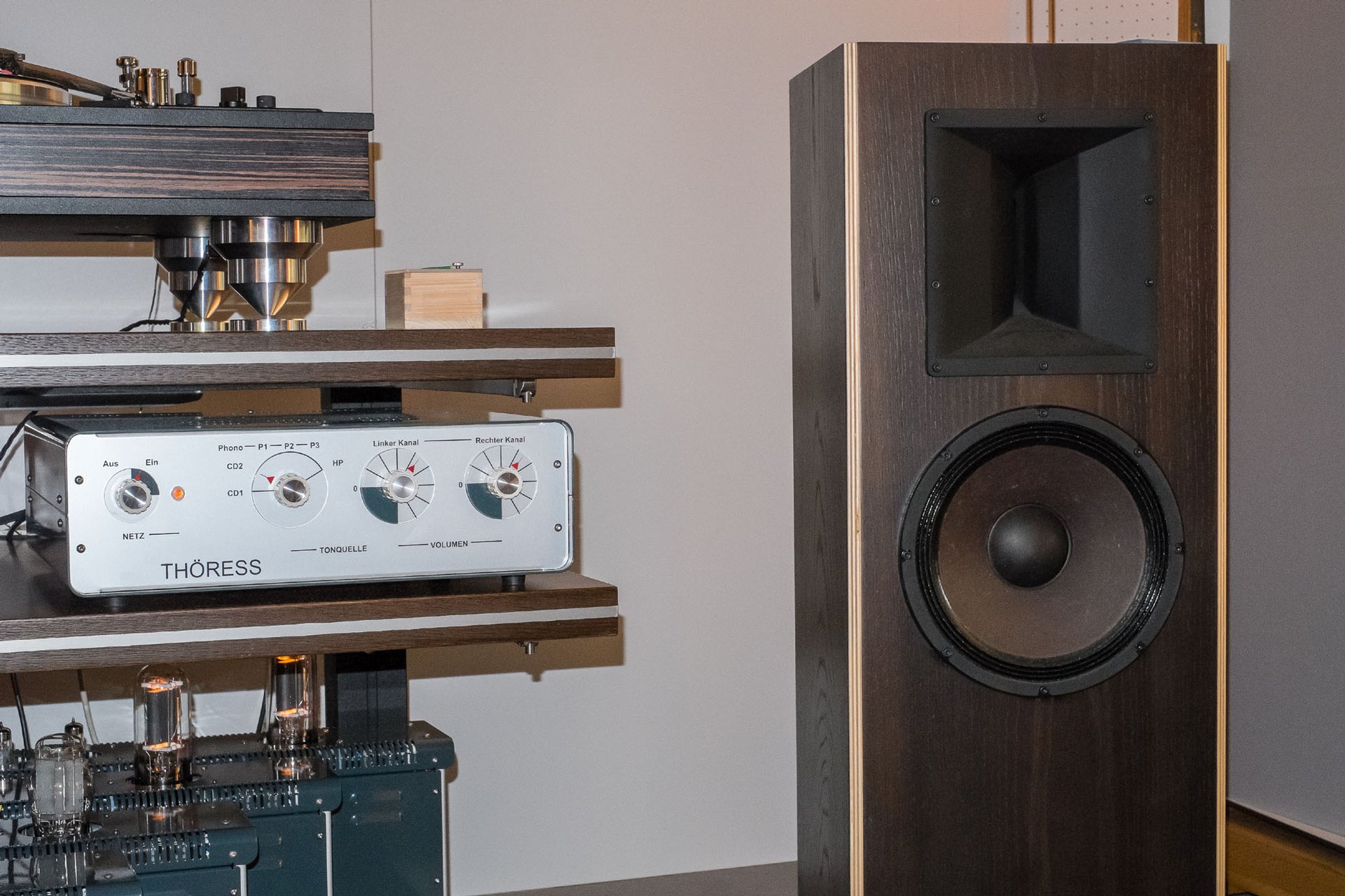 Für mich war das "The Sound of the Show". Phantastische Klangkultur mit Mono-Aufnahmen, natürlich...Vinyl. Thöress aus Aachen.