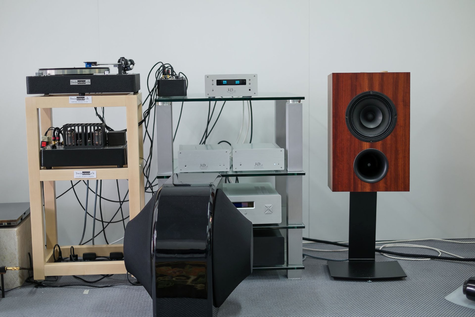 Die B.A.C.H.8d Monitore von Swissonor kosten um 3000 CHF und klingen wunderschön. - Ein verführerischer Mittelton...
