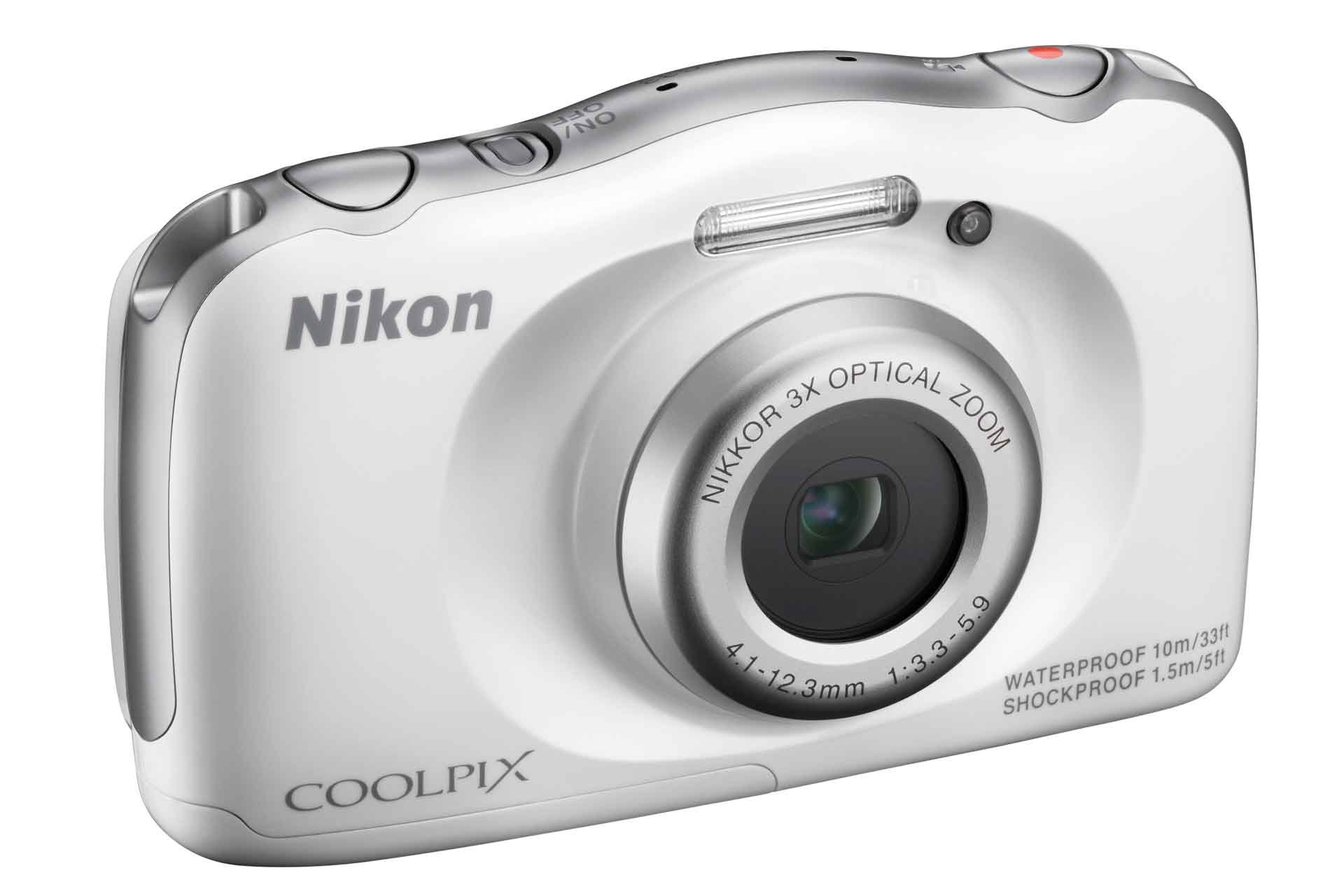 Die Coolpix S33 von Nikon ist eine einfachere Kamera, eignet sich aber auch für abenteuerliche Unternehmungen, da sie bis 1,5 m stosssicher ist, bis -10 °C frostsicher und bis 10 m unter Wasser aushält. Sie verfügt sogar über eine Unterwasser-Gesichtserkennungsfunktion. Das Zoom vergrössert optisch bis 3-fach.