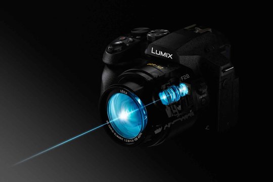 Die Lumix FZ300 ist mit dem lichtstarken 24x-Weitwinkel-Zoom Leica DC Vario-Elmarit 2,8/4,5-108mm (25-600 mm KB) ausgestattet. Trotz 14 Linsenelementen in 11 Gruppen ist die Konstruktion recht kompakt. Nebst der Optik sind auch der 12,1-Megapixel-MOS-Sensors und der neue Venus-Engine-Bildprozessor für die Bildqualität verantwortlich.