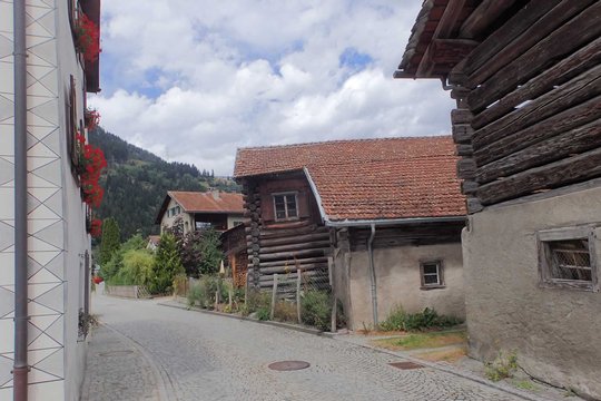 Mit der HDR-Aufnahme (High Dynamic Range) sind die Wolken deutlich klarer durchgezeichnet. In diesem Modus werden Bilder unterschiedlicher Belichtung miteinander kombiniert. Aus der Hand aufgenommen wie hier, verwischen dadurch feine Strukturen, wie die der Stallwand.