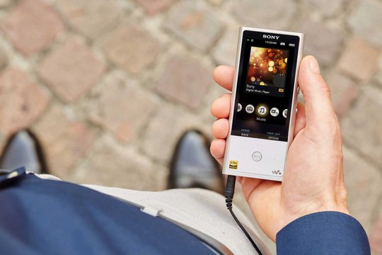 Nicht ganz so bunt, dafür gediegen präsentiert sich das Top-Modell der neuen Walkmen, der NW-ZX100. Er gibt Hi-Res-Audio wieder, motzt aber auch MP3-Quellen durch Ergänzungen im Klangspektrum so auf, dass sie nahezu Hi-Res Qualität erreichen sollen.