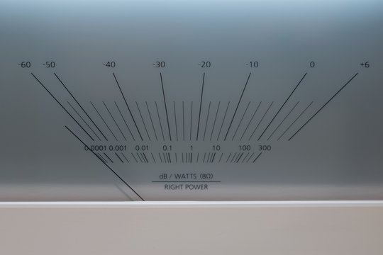 Kennzeichen der Verbindung von Tradition und Moderne: Die grossen VU-Meter, die niemals fehlen dürfen.