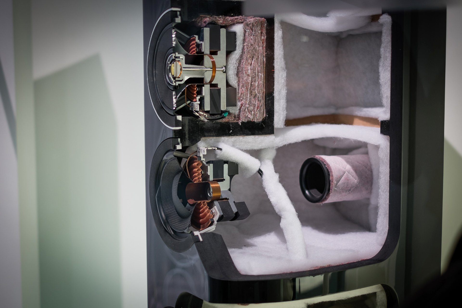 Das Schnittmodell der neuen SB-R1 Standlautsprecher gewährt Einblicke in die gewählte Technologie.