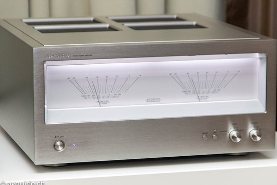 Herrliche Reminiszenz an die Achtziger Jahre: die VU-Meter der brandneuen Technics SE-R1 Stereo-Endstufe.