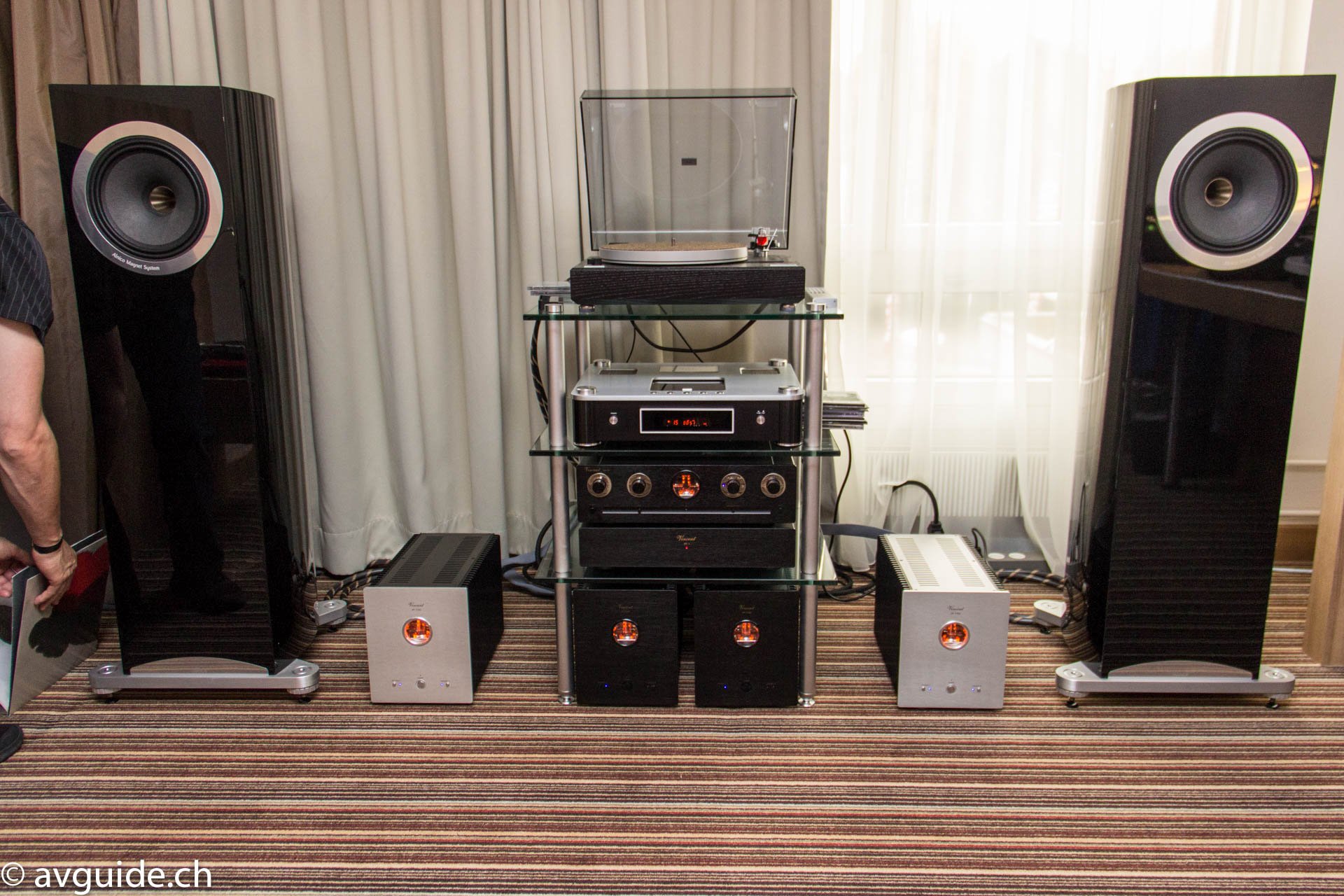Eine konventionelle Kette aus Tannoy Lautsprechern und Vincent Röhrenelektronik gab es bei Sinus Technologies zu hören.