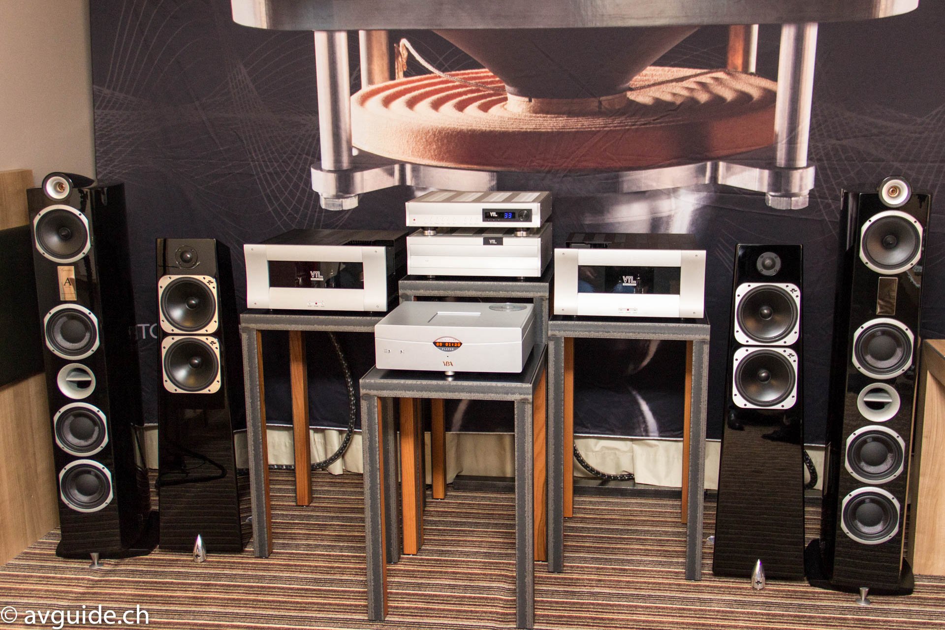 Sinnbild für die Kontraste im aktuellen High End Audio. Eher klotzige Elektronik von VTL und eklatante Designverweigerung bei den Totem Lautsprechern. Auch klanglich eine wenig überzeugende Vorführung.