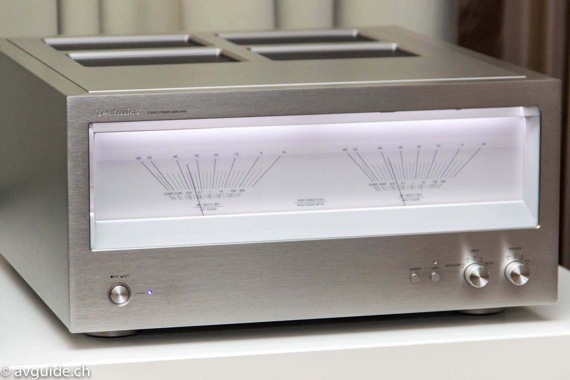 Herrliche Reminiszenz an die Achtziger Jahre: die VU-Meter der brandneuen Technics SE-R1 Stereo-Endstufe.