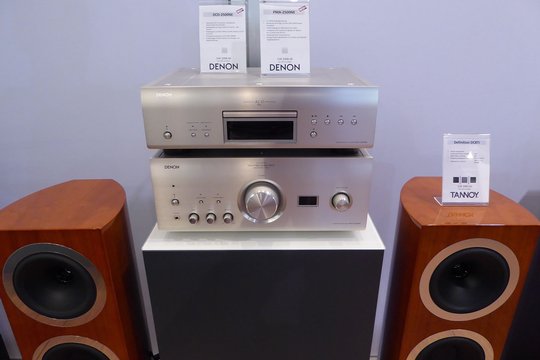 Das neue Flaggschiff-Gespann von Denon besteht aus dem Verstärker PMA-2500NE (CHF 2998.-) und dem CD-/SACD-Spieler DCD2500NE (CHF 2398.-). Ebenfalls neu die Standboxen Tannoy Definition DC8Ti für CHF 7990.-.