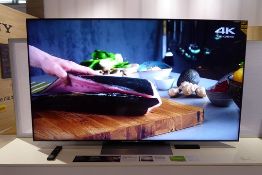 Der UHD-Fernseher KD-75XD9405 verfügt dank Direct-LED-Backlight und HDR über eine satten Kontrast und brillante Farben. Das Premium-Gerät wird ab Juni für knapp 7000 Franken erhältlich sein.