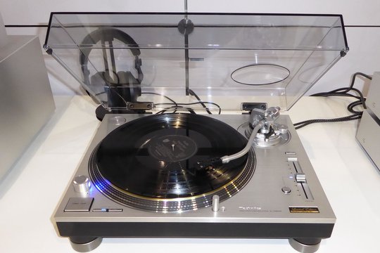 Der direktgetriebene Technics-Plattenspieler SL-1200 knüpft an legendäre Vorgänger an, ist dank schwerem Plattenteller aber mehr für Heimanwender denn für DJs geeignet. Er kommt im Juni zunächst in einer stark limitierten Sonderversion für CHF 3490.- auf den Markt.