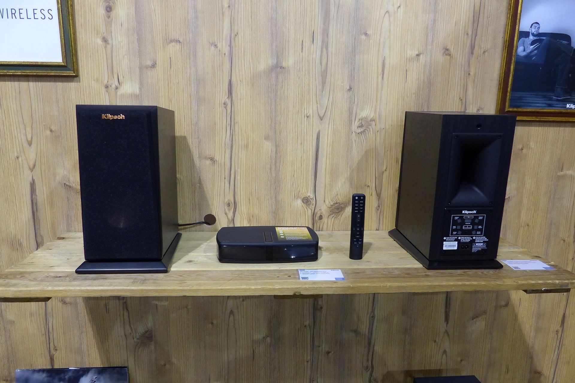 Das HD Wireless Control Center RP-HUB1 von Klipsch erlaubt den Aufbau eines Zwei- oder Mehrkanal-Heimkinosystems im Zusammenspiel mit bis zu acht Wireless-Aktivboxen nach dem Wisa-Standard. 