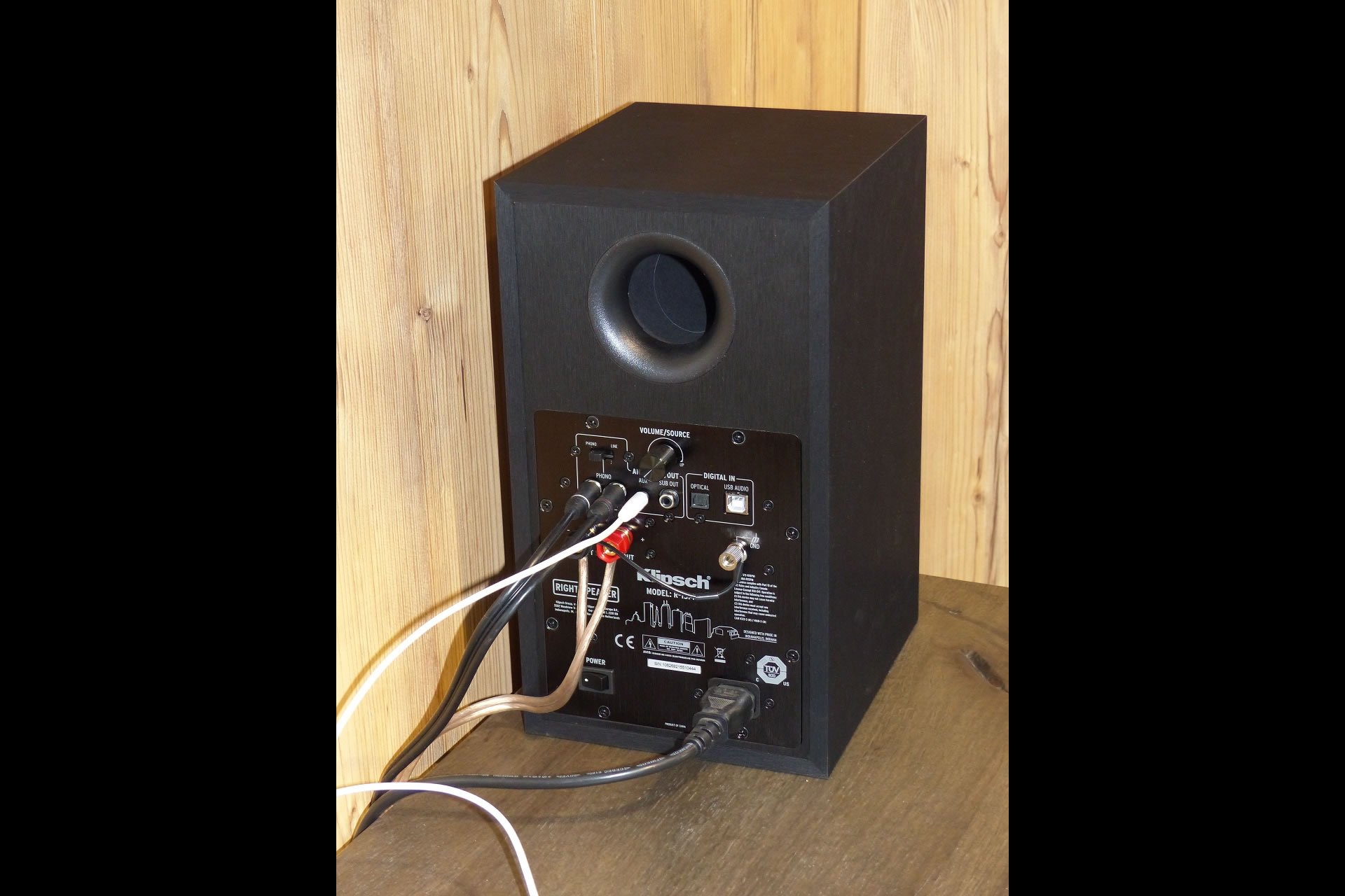 Die innovativen Bluetooth-Aktivboxen R-15PM von Klipsch verfügen nebst Digital- auch über Analogeingänge inklusive Phono MM. So kann ein Plattenspieler direkt angeschlossen werden.