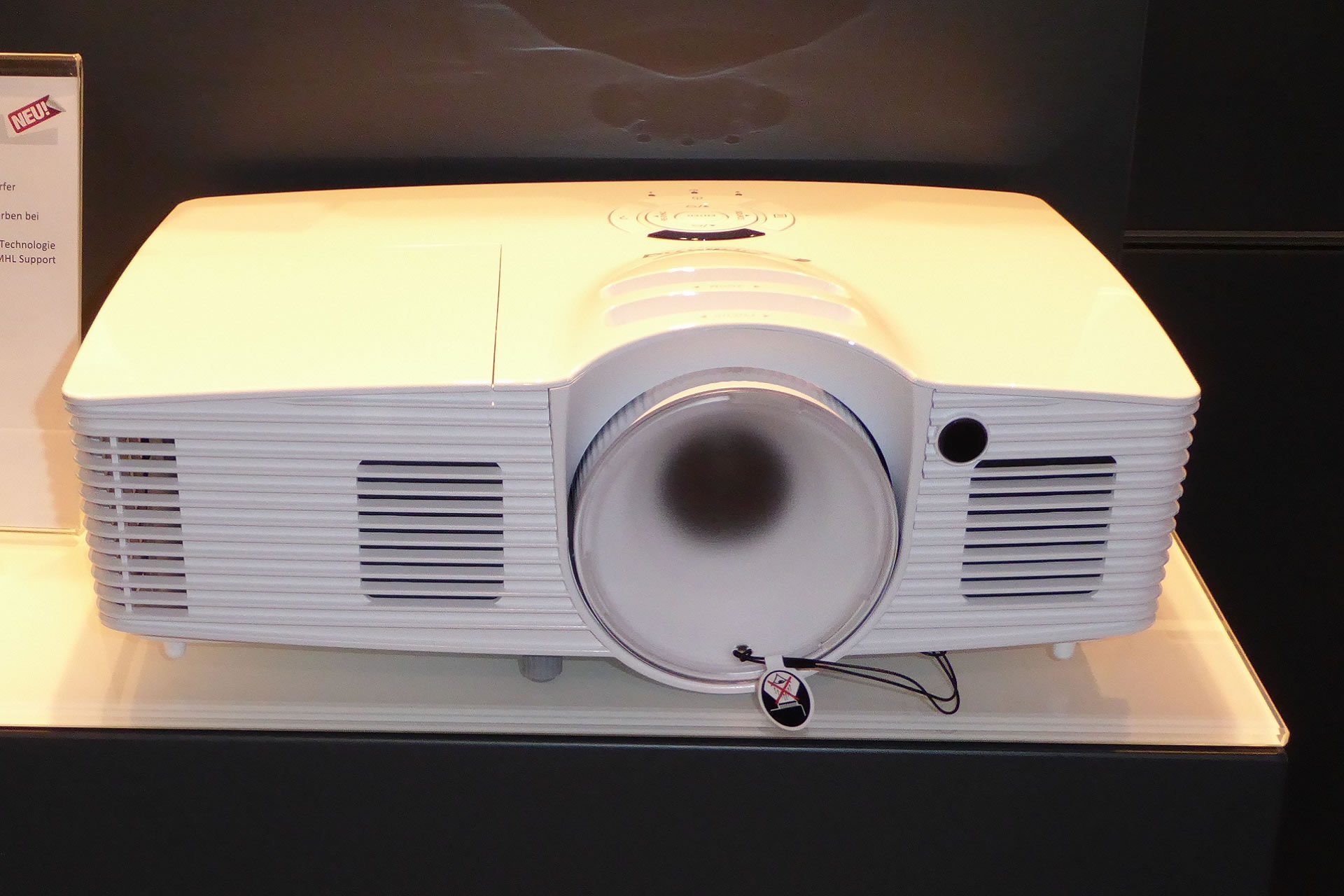 Der neue Full-HD-Beamer HD28DSE von Optoma verfügt über Darbee Visual Presence und empfiehlt sich dank 3000 ANSI-Lumen selbst für helle Umgebungen. Preis rund CHF 980.-.