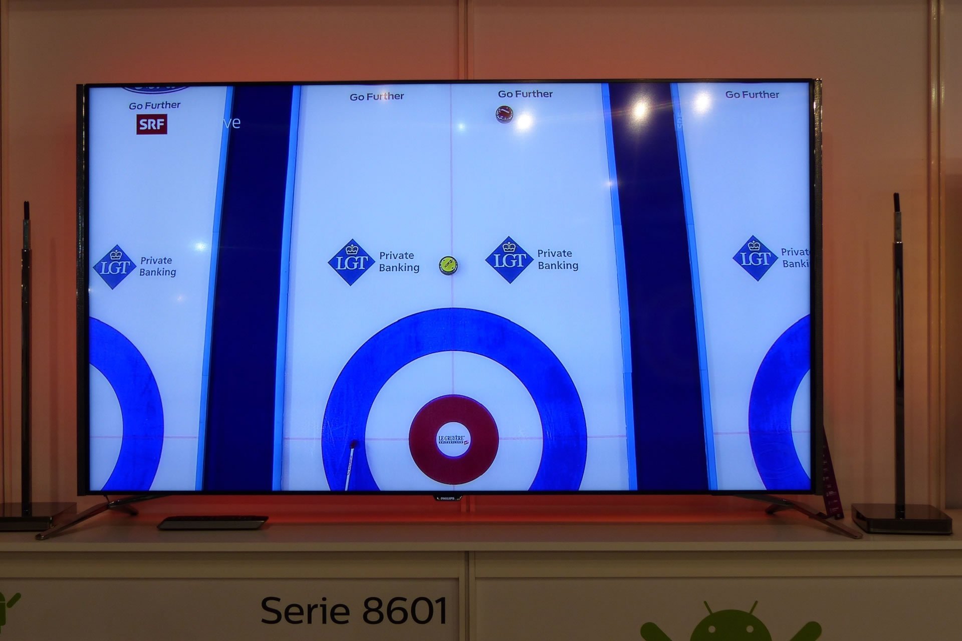 Der ultraschlanke UHD-TV Philips 8601 besitzt dank 50-Watt-Soundsystem mit 16 Micro-Treibern und zwei integrierten Neodymium-Subwoofern den besten Klang aller Philips-TVs. Die Serie 8601 punktet mit vierseitigem Ambilight sowie einem maximalen Helligkeitswert von 700 Nit.