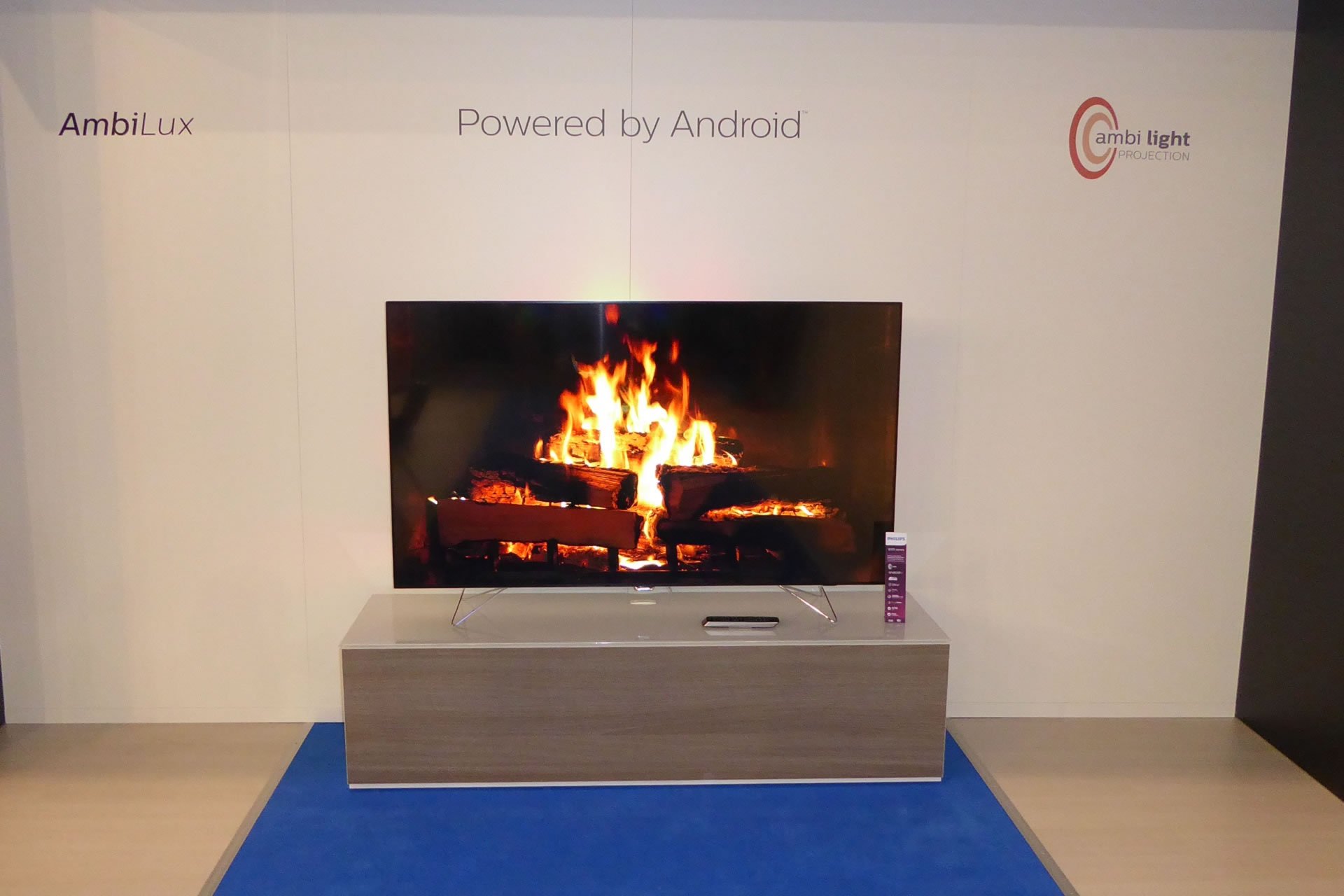 Der Philips 65PUS8901 AmbiLux ist das Highlight der Philips-TV-Range 2016: Neun kleine Pico-Projektoren projizieren die Konturen, Farben und Bewegungen des Bildschirminhalts auf die rückwärtige Wand.