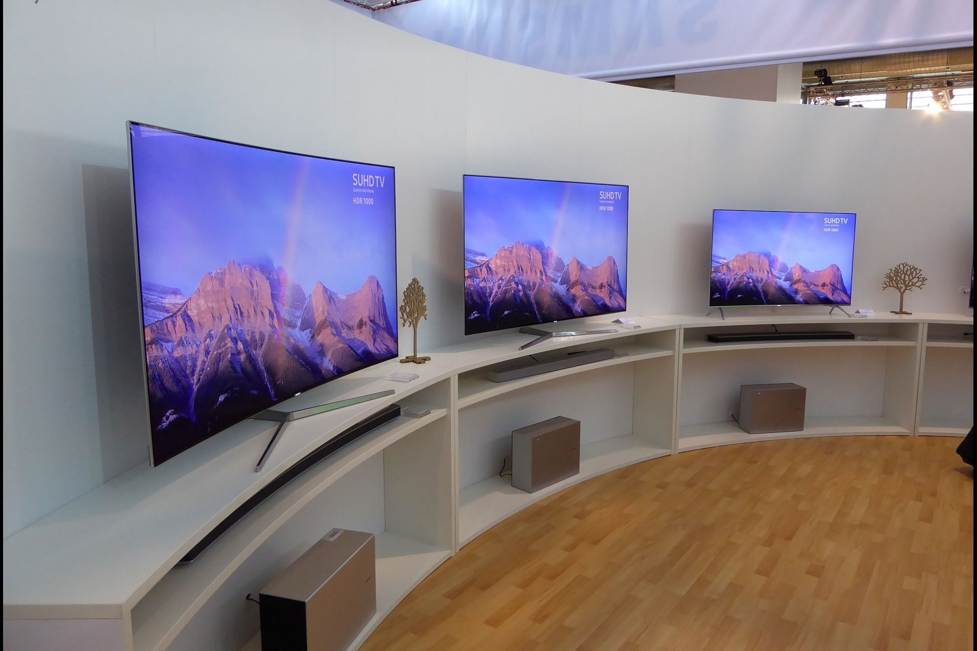 Die neue UHD-Serie KS8080 von Samsung ist wahlweise gekrümmt oder flach erhältlich und trägt das Ultra-HD-Premium-Logo, welches 1000 Nit Spitzenhelligkeit garantieren soll. Preise ab CHF 2399.- (49 Zoll) bis CHF 3999.- (65 Zoll).