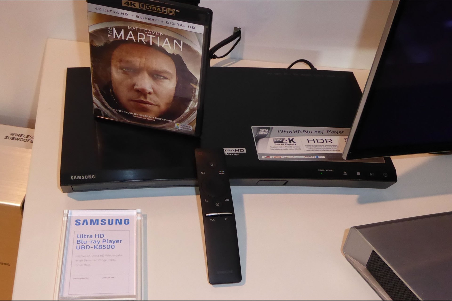 Der erste UHD-Blu-Ray-Spieler UBD-K8500 von Samsung wird zum Verkaufsstart im Bundle mit dem UHD-Spielfilm "The Martian" ausgeliefert. Preis: CHF 499.-.