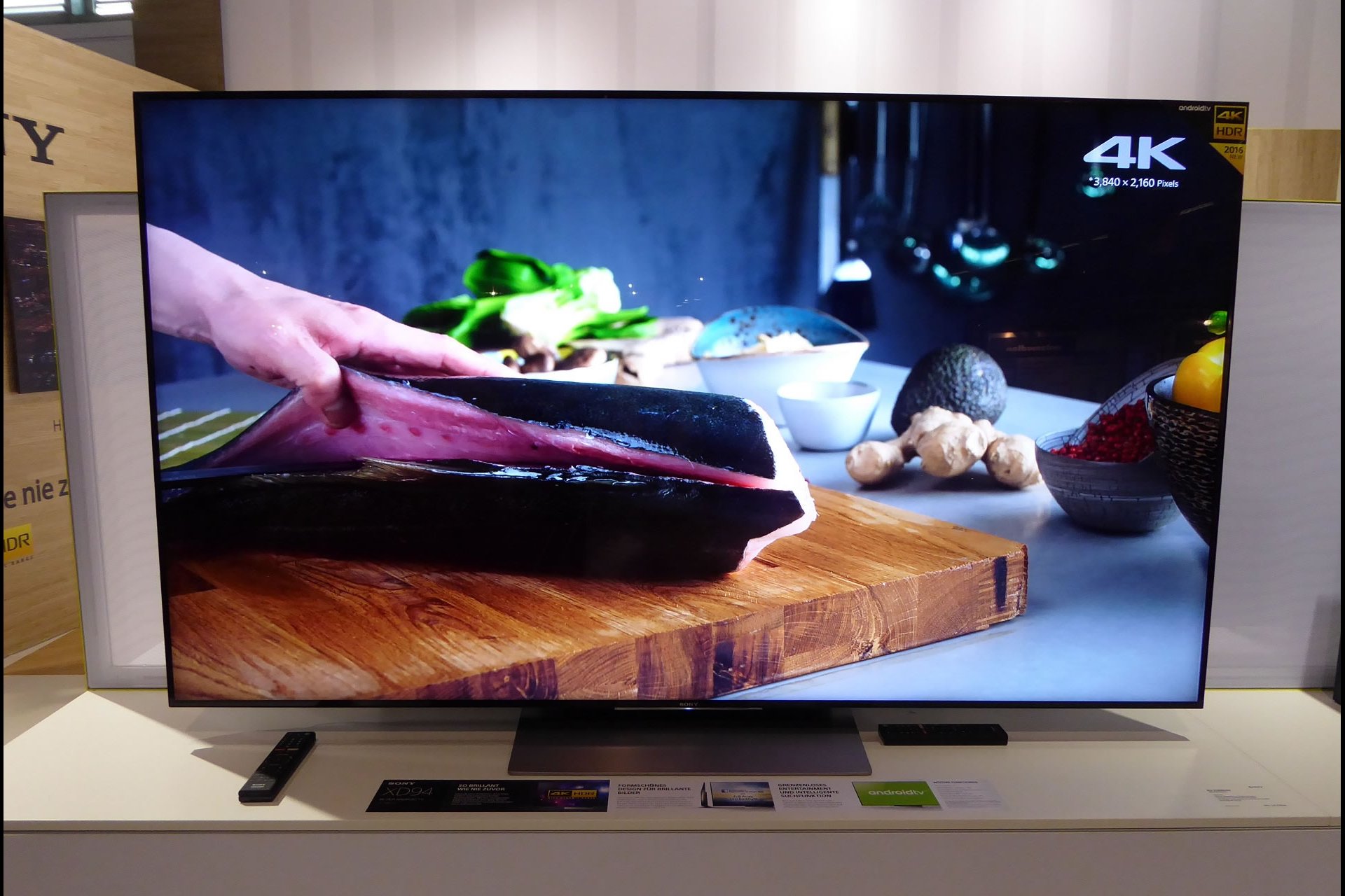 Der UHD-Fernseher KD-75XD9405 verfügt dank Direct-LED-Backlight und HDR über eine satten Kontrast und brillante Farben. Das Premium-Gerät wird ab Juni für knapp 7000 Franken erhältlich sein.