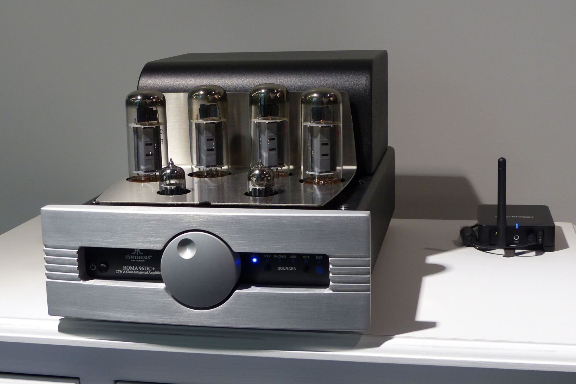 Der in Italien gefertigte Röhrenverstärker Roma von Synthesis wird demnächst auch in einer Version mit integriertem DA-Wandler (USB, optisch, coax.) erhältlich sein. Ebenfalls an Bord ist ein Phono-MM/MC-Eingang. Der Preis soll bei weniger als CHF 3000.- liegen.