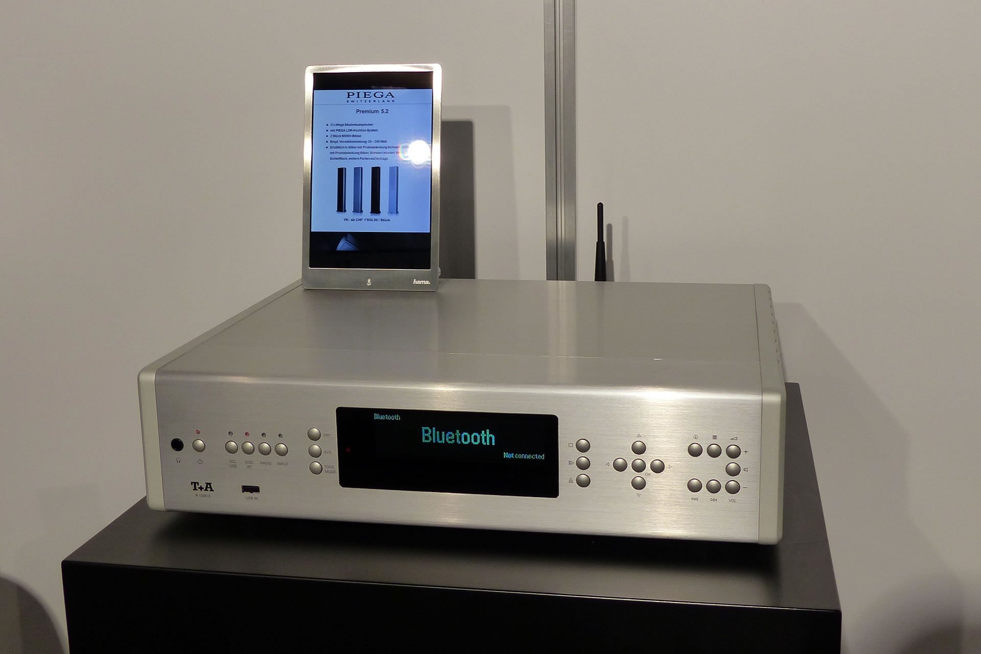 Der neue Music Receiver TA R1000E von T+A vereint CD-Laufwerk, UKW/DAB+/Web-Radio mit einem High-Res-Streaming-Client, Bluetooth AptX und einem digitalen Eingangsboard. Die Endstufe stammt vom PA 1000E und leistet 2 x 180 Watt. Preis: CHF 5000.-