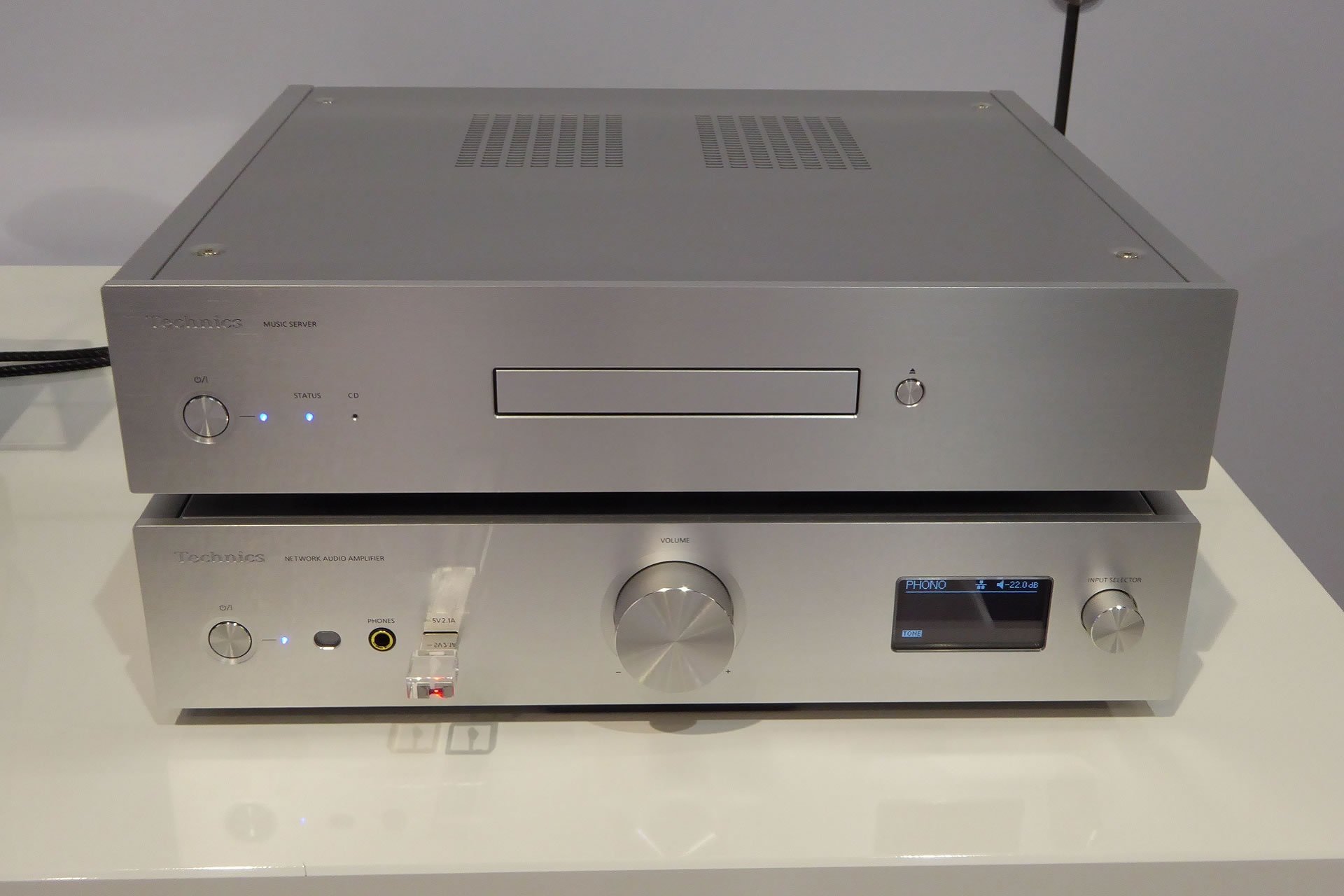 Der digitale Vollverstärker SU-G30 und der Audio-Server ST-G30 mit SSD-Festplatte komplettieren das Technics-HiFi-Sortiment im klassischen 43-Zentimeter-Format. Preise: CHF 3490.-/3990.-