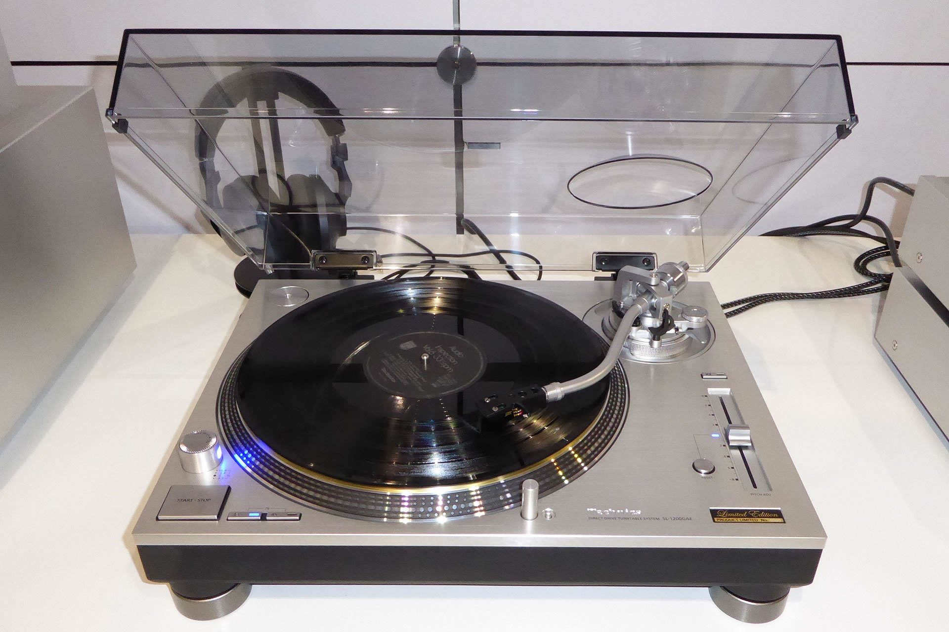 Der direktgetriebene Technics-Plattenspieler SL-1200 knüpft an legendäre Vorgänger an, ist dank schwerem Plattenteller aber mehr für Heimanwender denn für DJs geeignet. Er kommt im Juni zunächst in einer stark limitierten Sonderversion für CHF 3490.- auf den Markt.