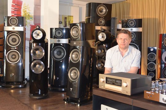 Ingenieur & Musiker Thierry Mayer zeigt mit zwei klangoptimierten Anlagen, einer kleineren (Focal & Cambridge Audio, ca. 6000 CHF) und grösseren (Focal & Accuphase, ca. 30'000 CHF), wie sein weiterentwickeltes Zubehörsystem OptimizeAudio.com den Klang überproportional stark verbessert.