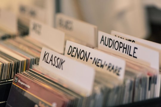 Der beliebte Schallplattenmarkt der Analog Audio Association darf nicht fehlen! Von günstigen Occasionen über lang gesuchte Einzelstücke bis hin zu Neuerscheinungen gibt es vieles, was das Herz des Vinylsammlers begehrt: Jazz, Rock, Klassik u.v.m. Neben Schallplatten bieten wir auch eine Auswahl unserer Fachzeitschriften aus dem Archiv zum Kauf an.