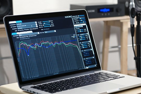 Christof Faller, Inhaber von Illusonic aus Uster, zeigt, welche Möglichkeiten ihre modernen Audio-Prozessoren bieten, um die Wiedergabe zuhause optimal an die Raumakustik und die Aufstellung von Lautsprechern anzupassen, dies für Stereo- und Surround-Wiedergabe.