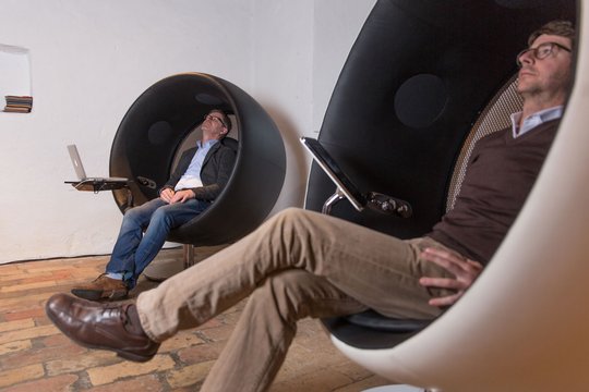 Seit nunmehr 10 Jahren am Markt und zum zweiten Mal im Klangschloss: Mit neuem Verstärker im bekannten und ausgezeichneten Design (Reddot-Award) laden wir dazu ein, hochaufgelöste FLAC-Audio-Dateien im einzigartigen Klangraum des Sonic Chair zu erleben.