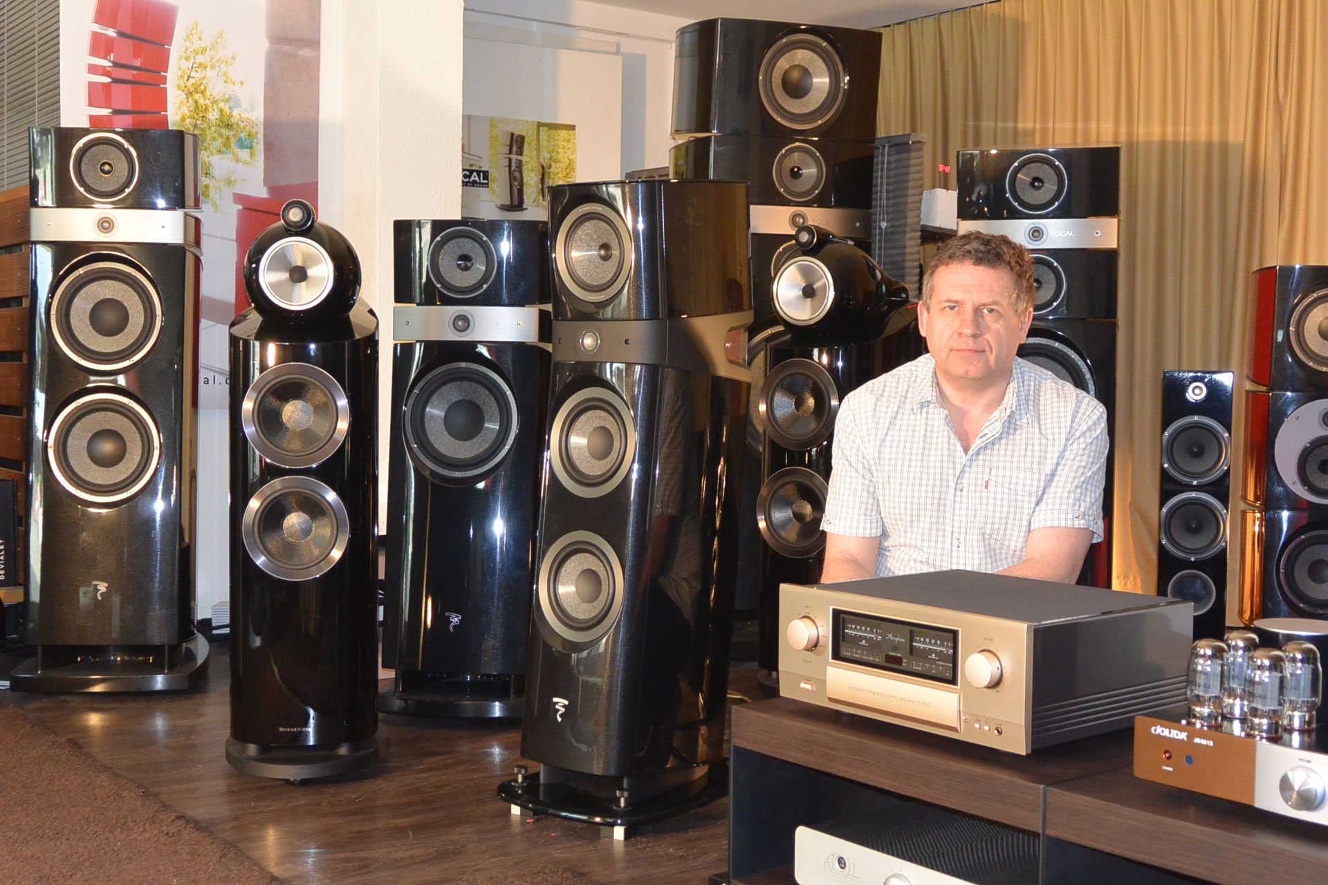 Ingenieur & Musiker Thierry Mayer zeigt mit zwei klangoptimierten Anlagen, einer kleineren (Focal & Cambridge Audio, ca. 6000 CHF) und grösseren (Focal & Accuphase, ca. 30'000 CHF), wie sein weiterentwickeltes Zubehörsystem OptimizeAudio.com den Klang überproportional stark verbessert.
