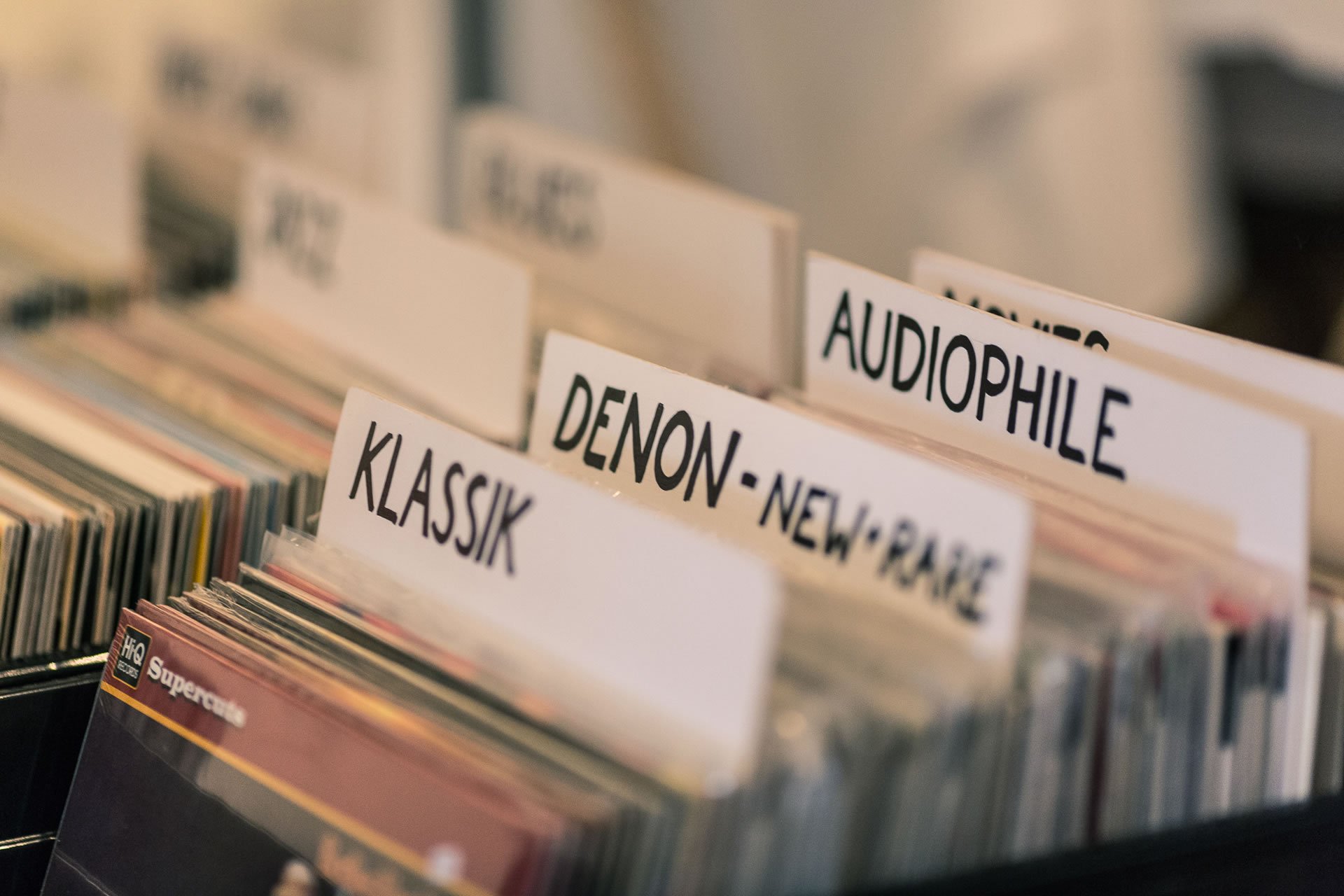 Der beliebte Schallplattenmarkt der Analog Audio Association darf nicht fehlen! Von günstigen Occasionen über lang gesuchte Einzelstücke bis hin zu Neuerscheinungen gibt es vieles, was das Herz des Vinylsammlers begehrt: Jazz, Rock, Klassik u.v.m. Neben Schallplatten bieten wir auch eine Auswahl unserer Fachzeitschriften aus dem Archiv zum Kauf an.