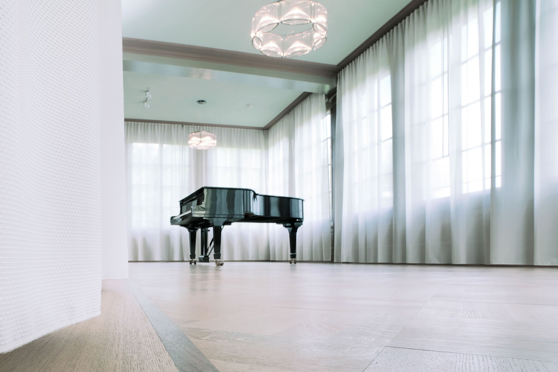 Annette Douglas Textiles Acoustics ist die Marke für innovative Akustik Textil Lösungen und ist Erfinderin der ersten transparenten Akustik Vorhang Kollektion, die  Silent Space Collection. Die Tagesvorhänge absorbieren den Schall und verbessern die Raumakustik.