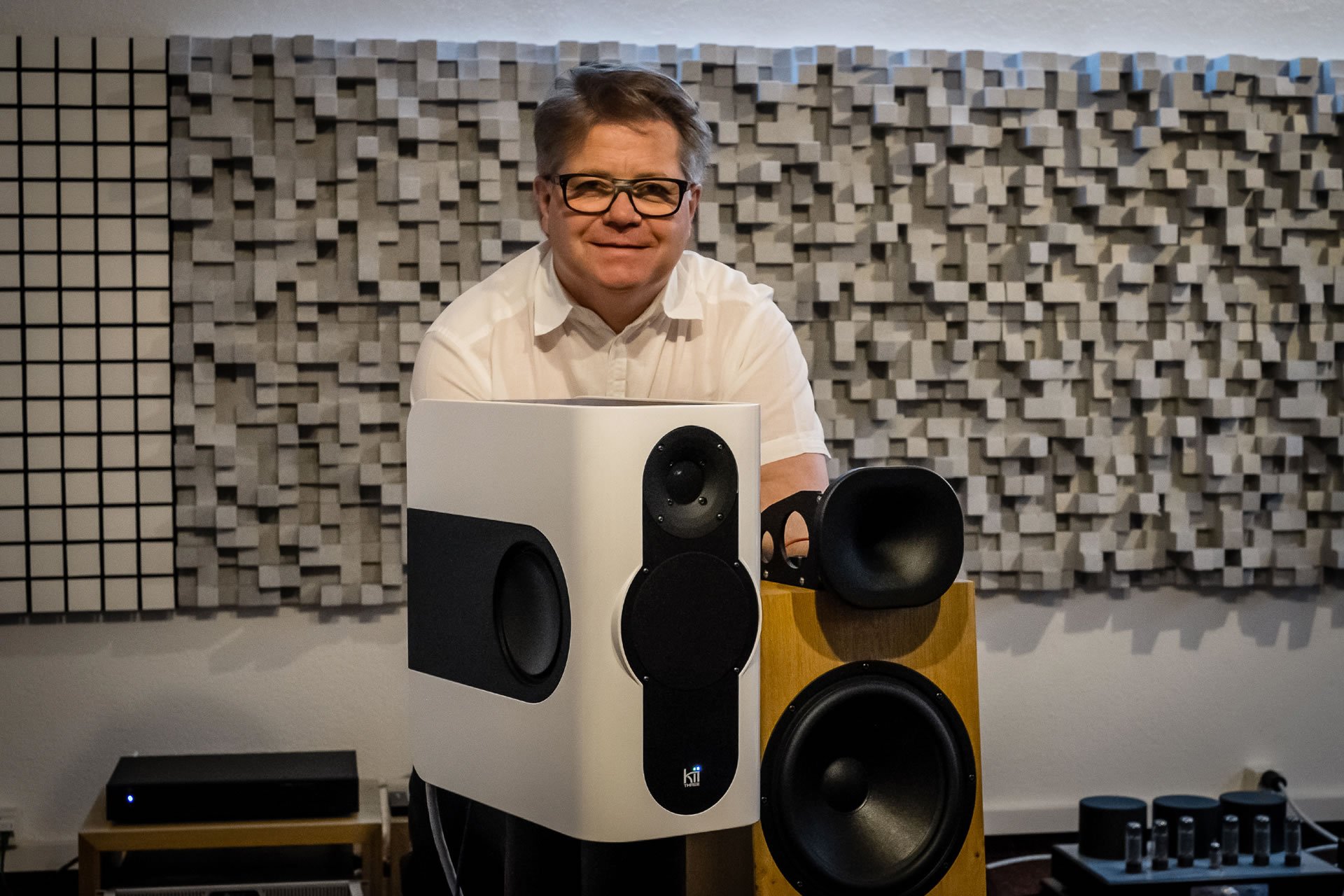 Christian Wenger garantiert ein grossartiges Musikerlebnis mit den eindrücklichen High-End-Aktivlautsprechern Kii THREE und dem Weiss-MAN301-Server. 