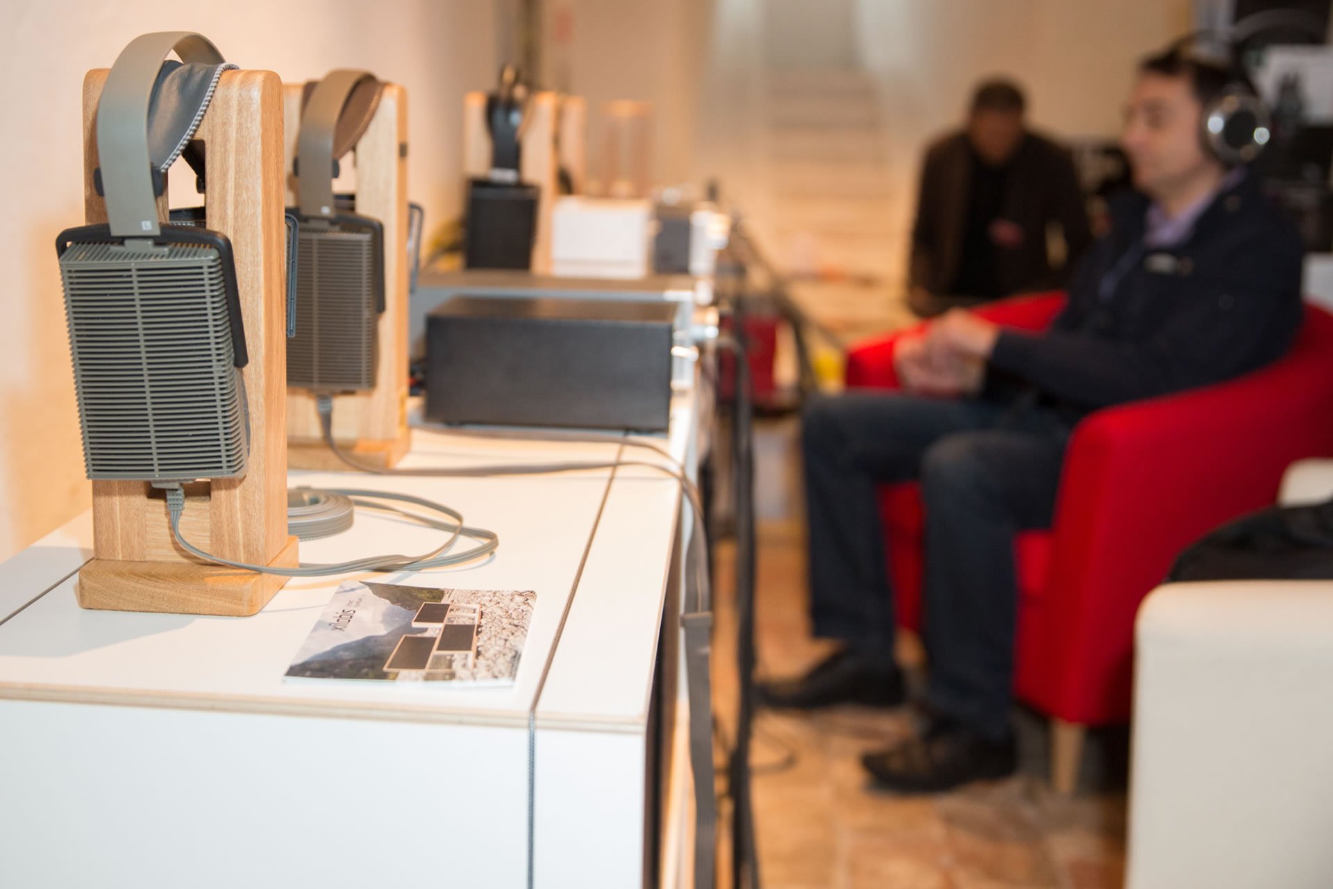 Die elektrostatischen Kopfhörer von Stax aus Japan gelten seit Jahrzehnten als Referenzen im Kopfhörerbau und werden auch in zahlreichen Studios hochgeschätzt. Im Schloss wird das aktuelle Programm inklusive des Top-Modells STAX SR-009 zu hören sein. 