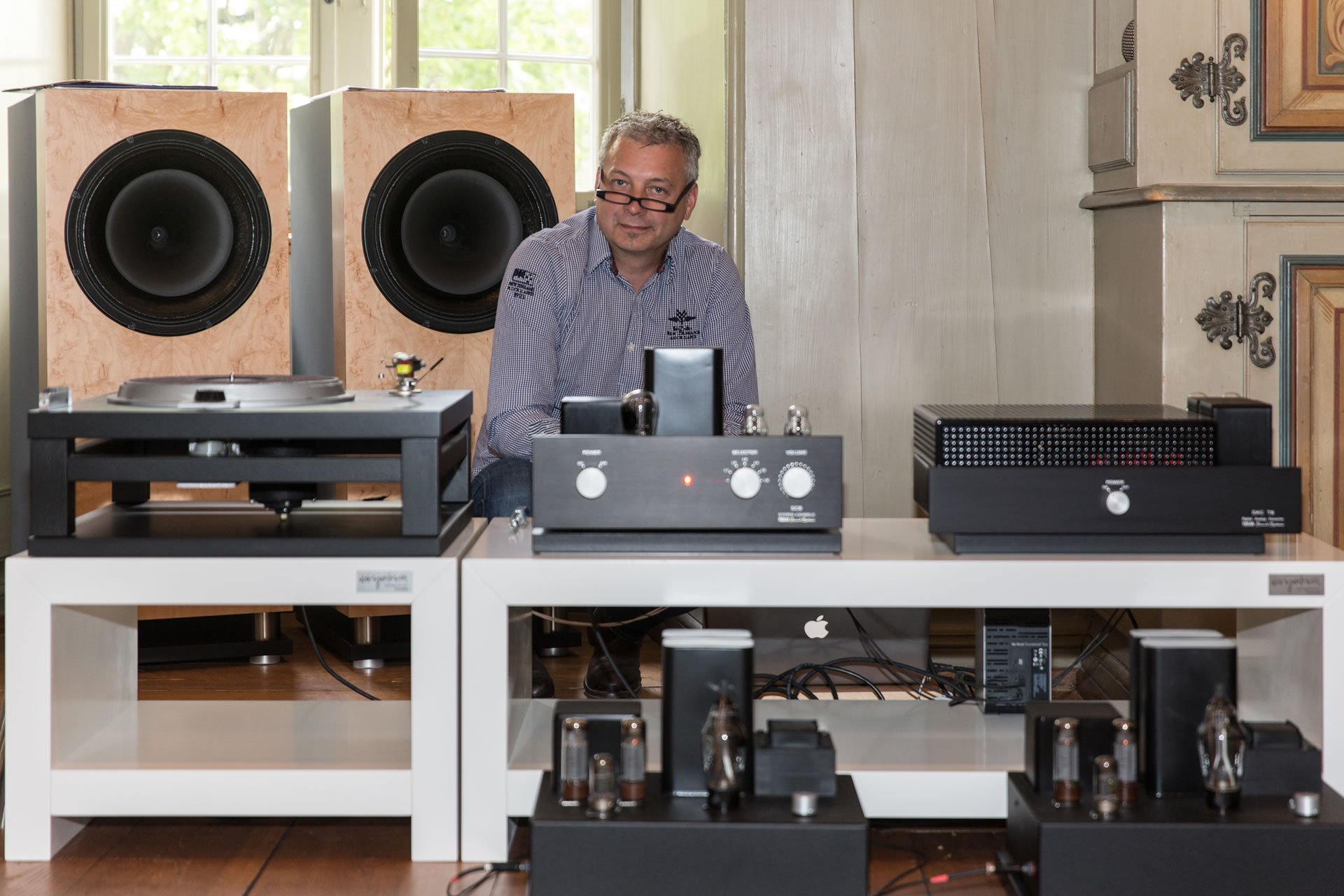 Der Soundaholic Günter Tobian baut komplette Musikanlagen, handwerklich perfekt und klanglich einzigartig. Er führt im grossen Schlossraum ein grosses System vor, rund um ein 15-Inch-Koaxial-Chassis in einem Backloaded-Horn.