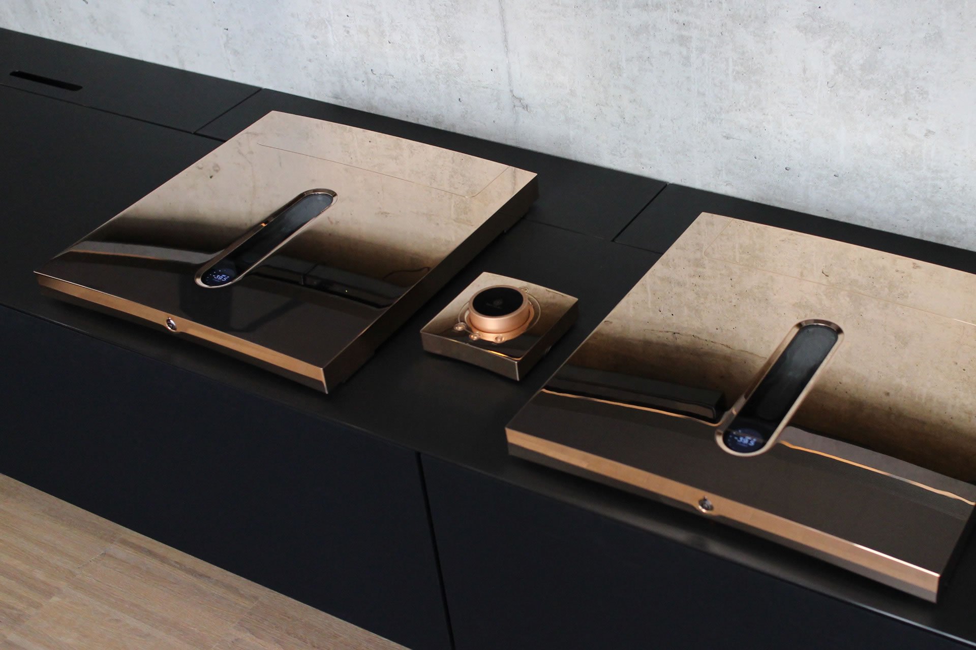 voice70 zeigt drei absolute Highlights: den Devialet Original d’Atelier (ADH2 Verstärker), das brandneue Meisterwerk von Piega, die Master Line Source 2 und die nicht minder attraktive Il Cremonese von Sonus Faber. Wellness für Augen und Ohren!