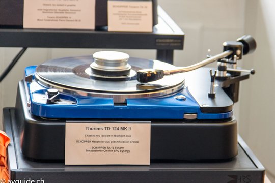 Die neuen Tonarme TA 12/9 made in Jura-Switzerland auf dem renovierten Thorens TD 124 MK II mit Bronze-Teller und Midnight-Blue-Lackierung.