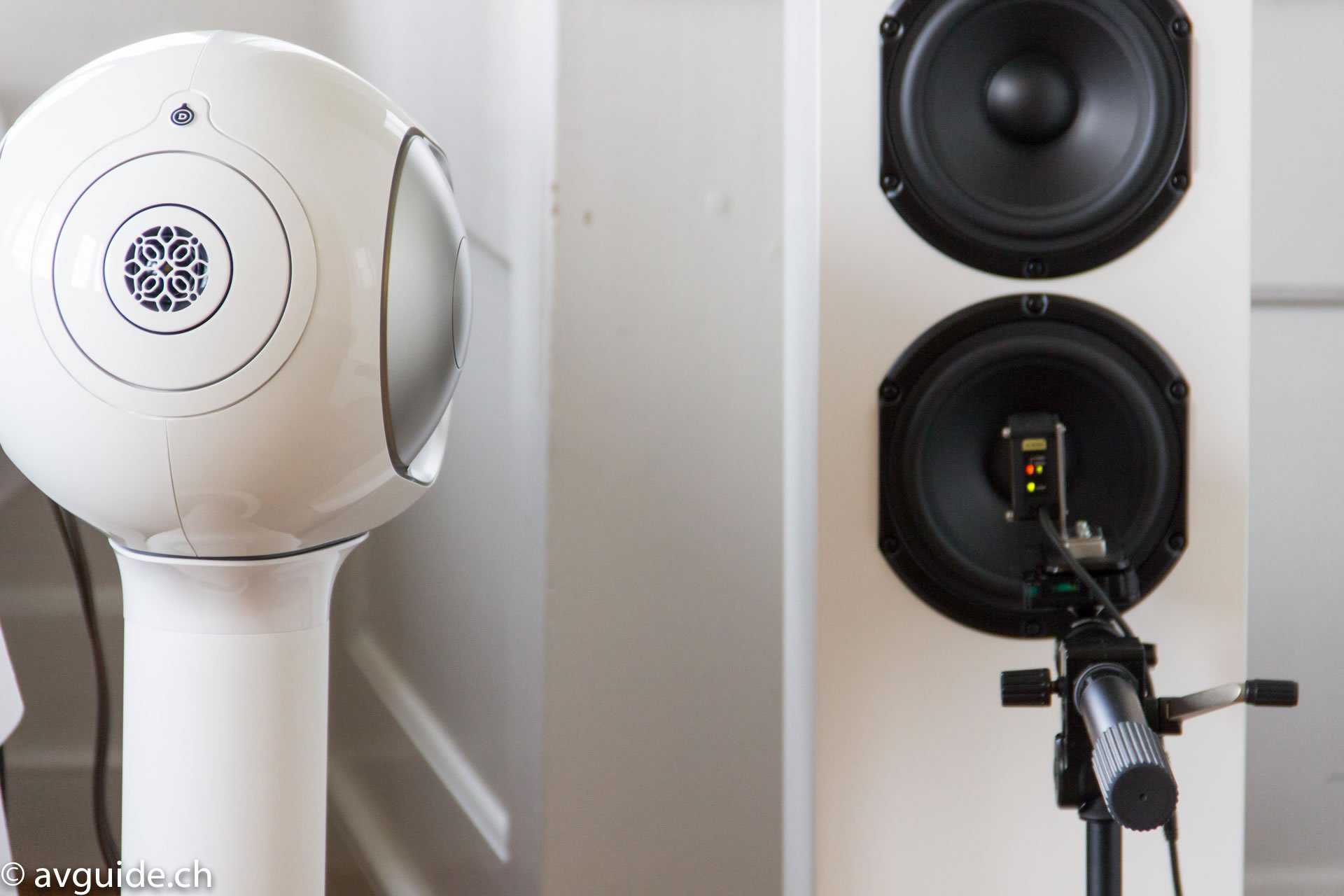 SAM heisst die Technik von Devialet, welche den Lautsprecher im Bassbereich deutlich verbessern soll. Die Technik wird bereits im eigenen Phantom (Links) eingesetzt. Über ein Messen der Parameter können auch bestehende Lautsprecher aufgewertet werden, in Verbindung mit einem Devialet-Verstärker. Die Klangbeispiele waren eindrücklich.