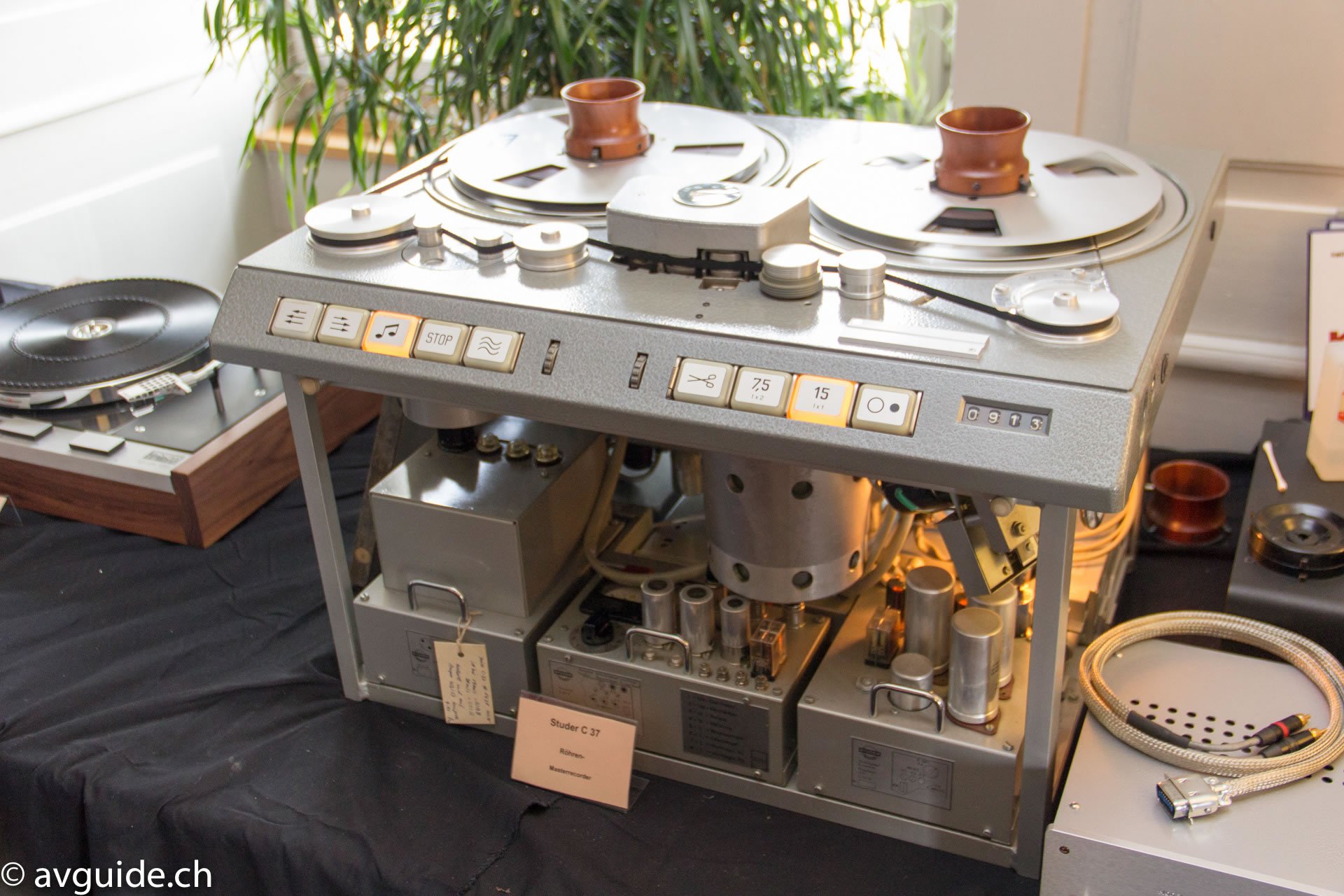 Als Wiedergabegeräte diente das Röhrentonbandgerät Studer C37 – auch als "Beatles-Maschine" bekannt. Selbst nach 50 Jahren hat dieses Gerät nichts von seiner Faszination und Aura verloren. Der Klang übertrifft Vinylplatten oder verkappte digitale Hi-Res-Studiomaster bei weitem. Ein tiefgreifendes Erlebnis...
