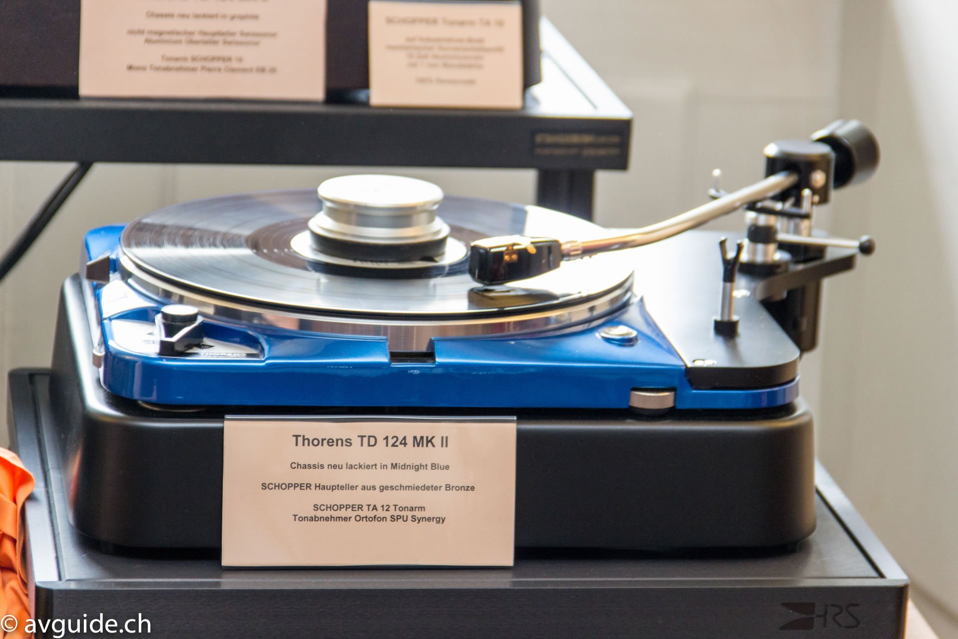 Die neuen Tonarme TA 12/9 made in Jura-Switzerland auf dem renovierten Thorens TD 124 MK II mit Bronze-Teller und Midnight-Blue-Lackierung.