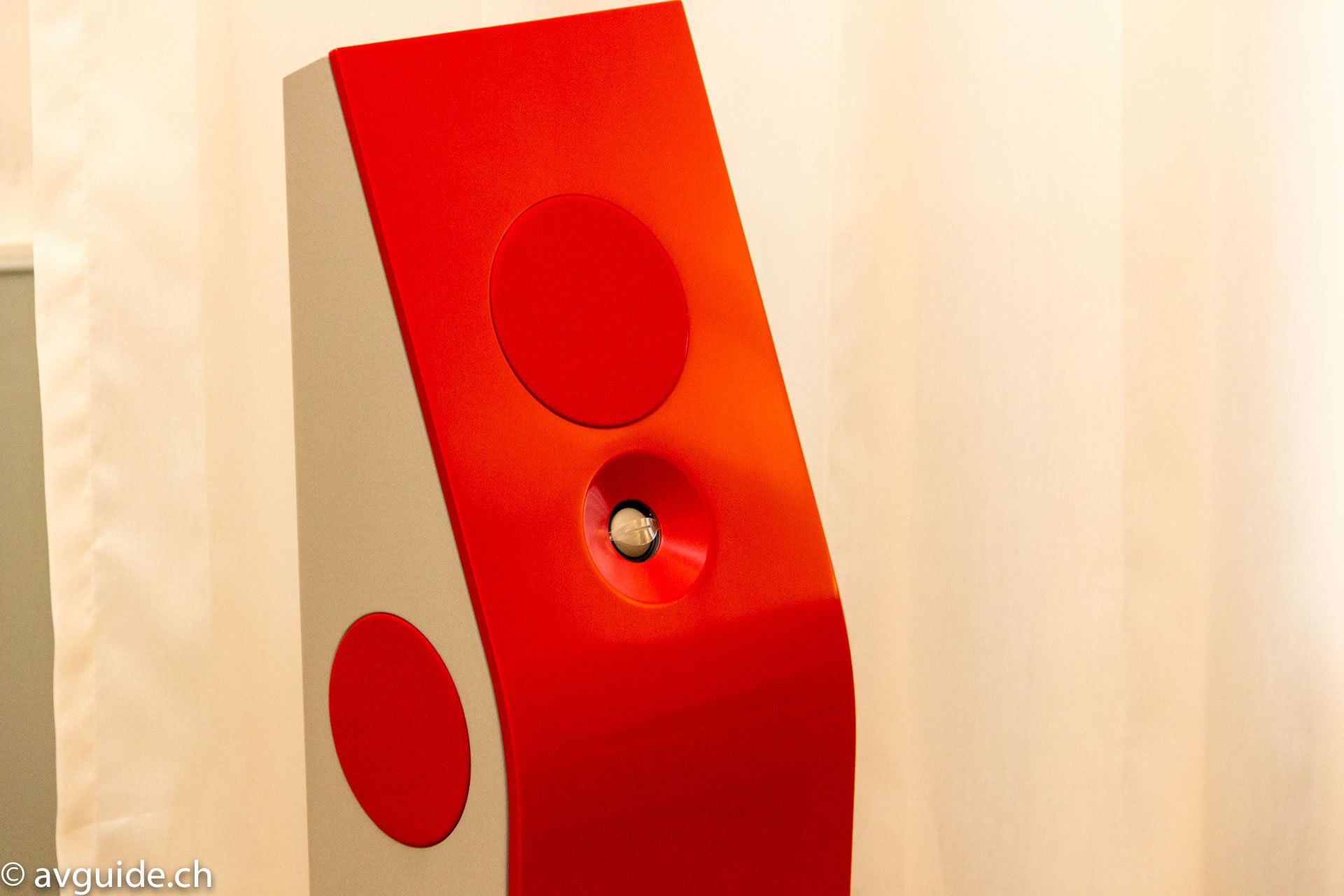 Die Ella ist einfach sexy. Der Klangwerk-Lautsprecher arbeitet mit rein analoger Aktivtechnik von PSI Audio und ist real swiss made. Kaum ein anderer Lautsprecher integriert sich so ästhetisch in eine Wohnlandschaft.