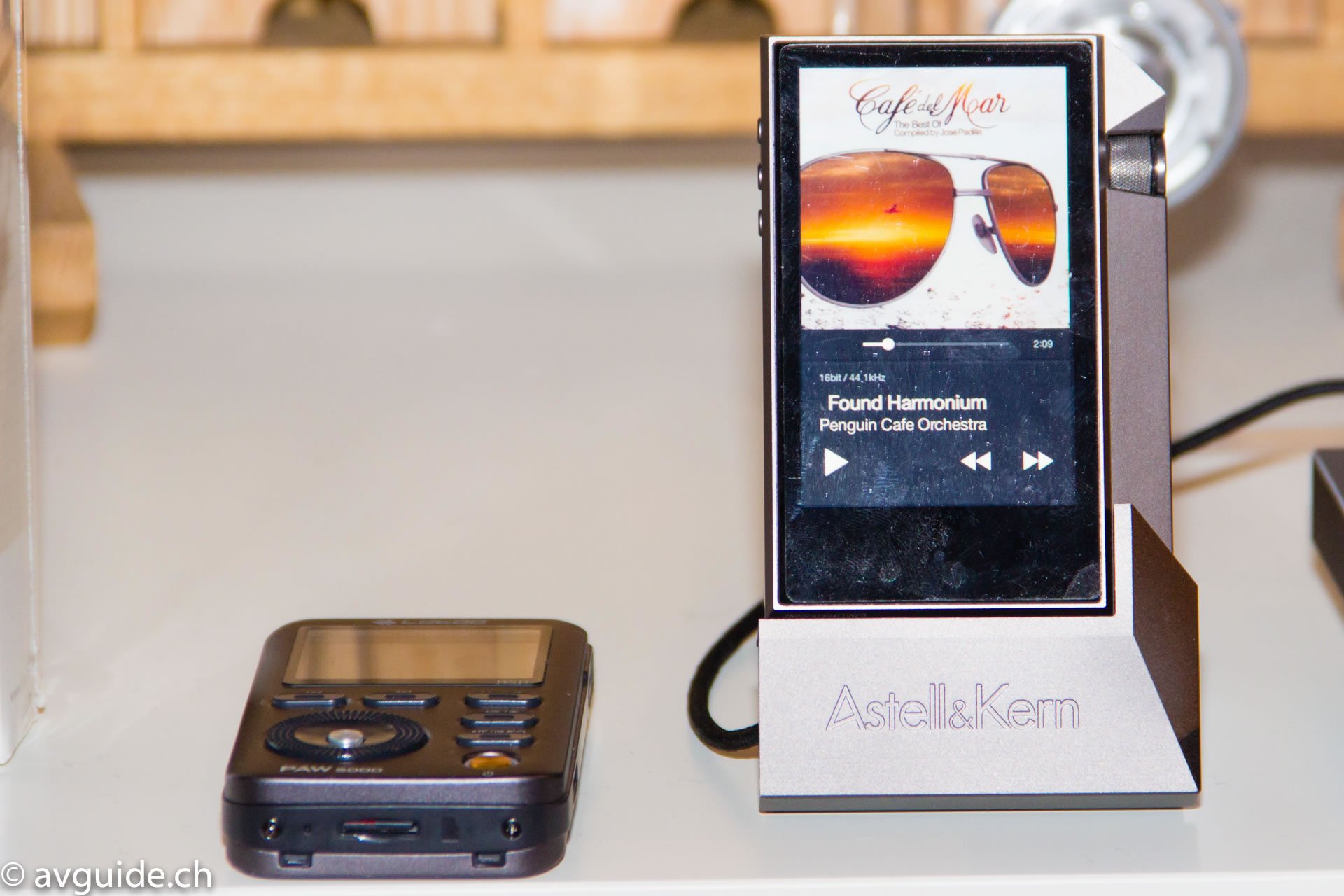 Der Astell & Kern AK120 Audio Player (rechts) mit max. 192 GB Speicher ist weit mehr als ein Gadget, sondern audiophiler Sound en miniture.